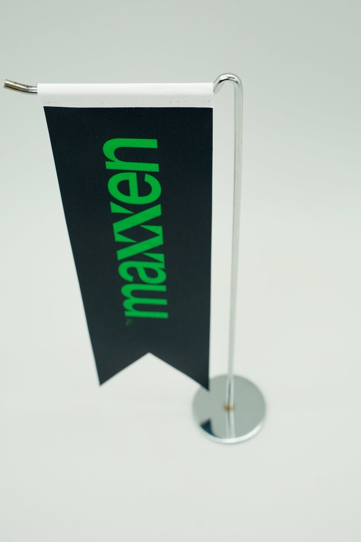 Logo Printed Swallowtail L-Shaped Desk Flag with chrome pole, 8 × 32 cm flag on a weighted base (2)