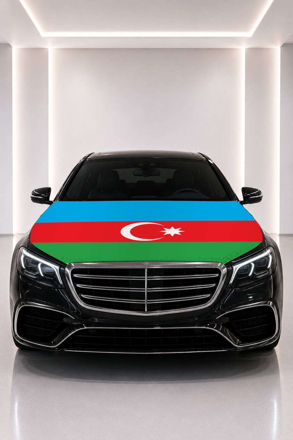 Couvre-capot drapeau de l'Azerbaïdjan posé sur le capot d’une voiture noire