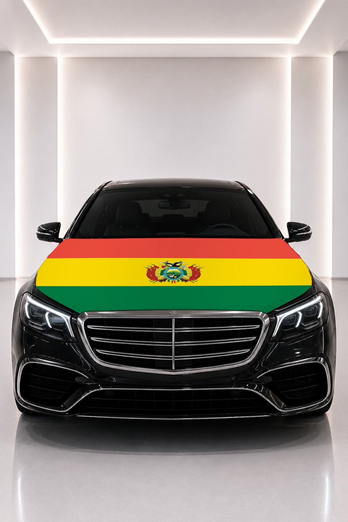 Couvre-capot drapeau de la Bolivie posé sur le capot d’une voiture noire