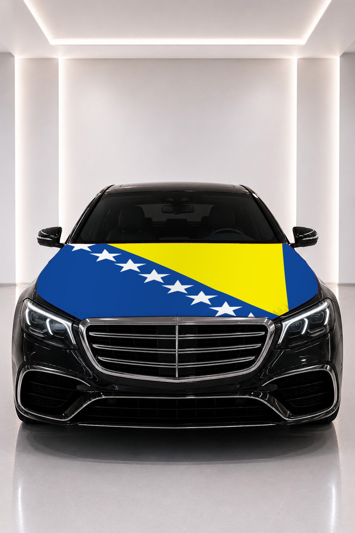 Couvre-capot drapeau de Bosnie-Herzégovine posé sur le capot d’une voiture noire