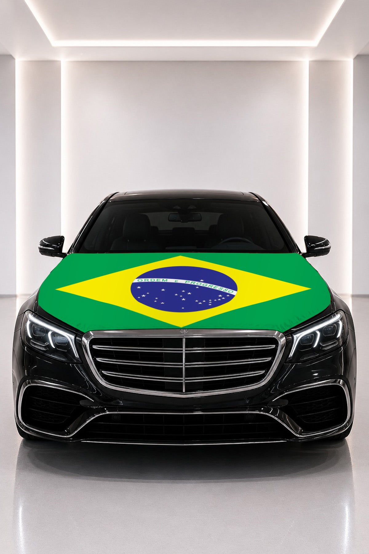 Couvre-capot drapeau du Brésil posé sur le capot d’une voiture noire