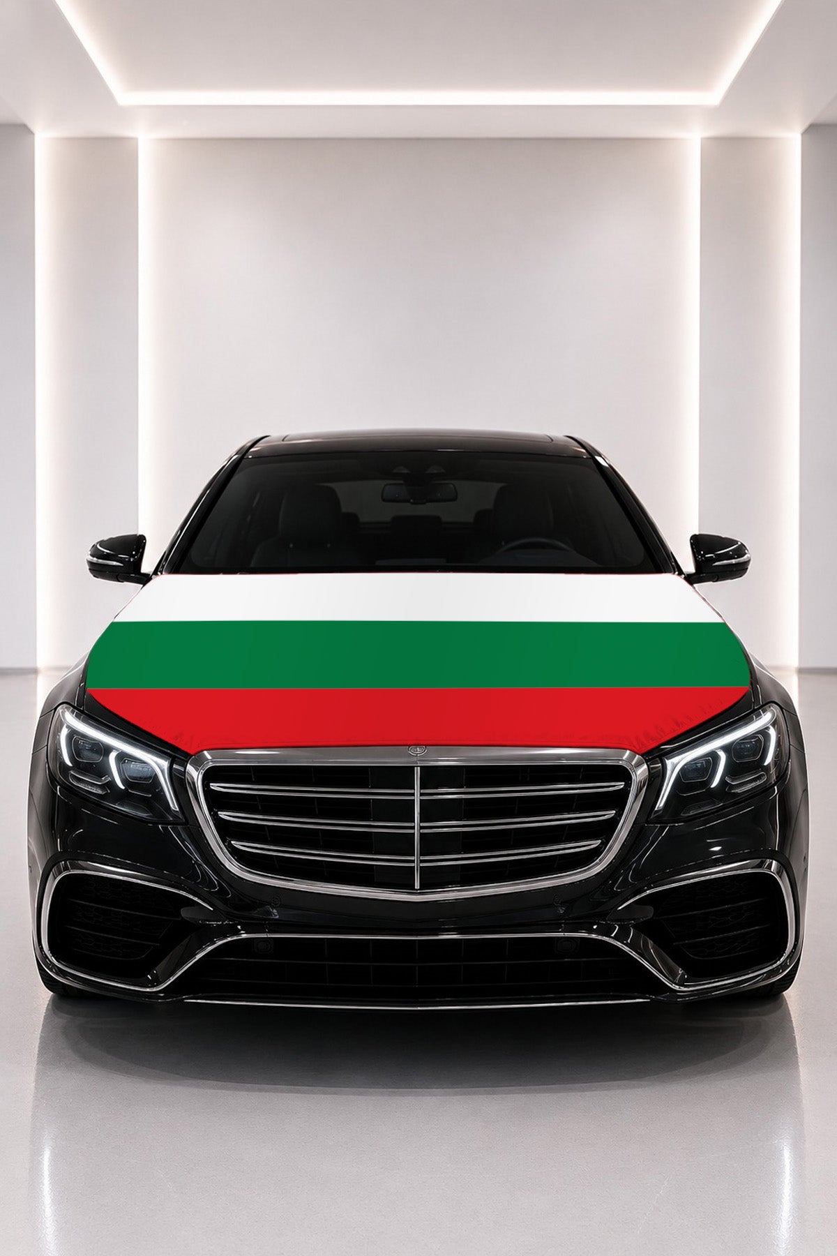 Couvre-capot drapeau de la Bulgarie posé sur le capot d’une voiture noire