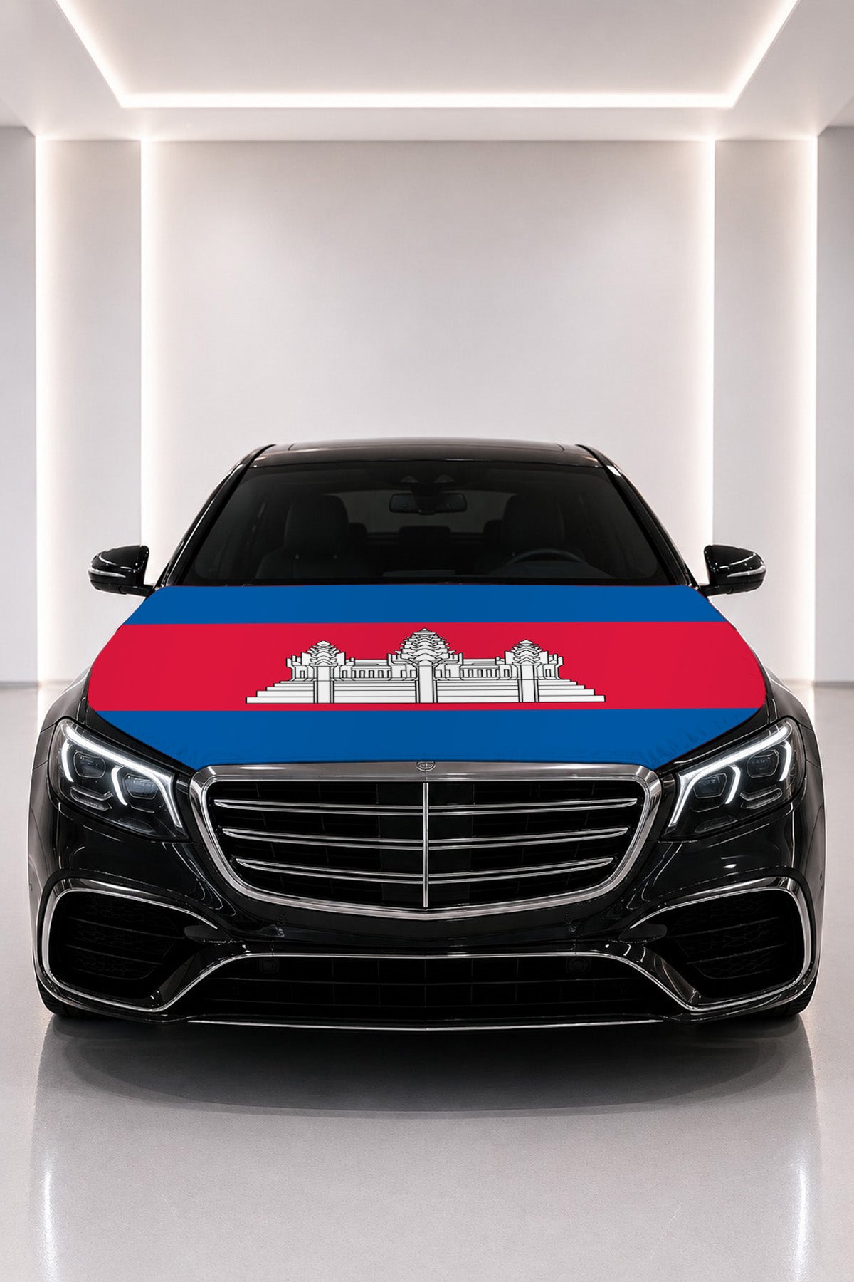 Couvre-capot drapeau du Cambodge posé sur le capot d’une voiture noire