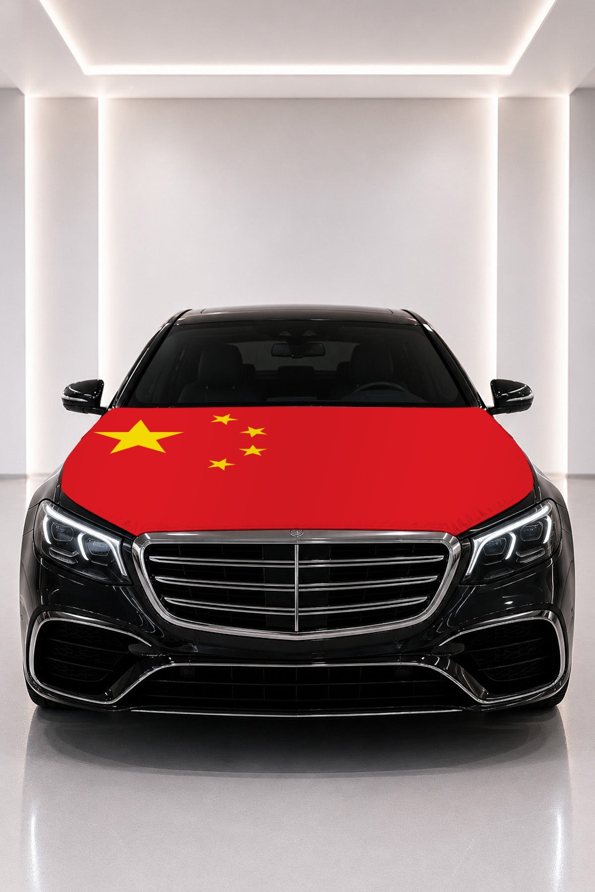 Couvre-capot drapeau de la Chine posé sur le capot d’une voiture noire