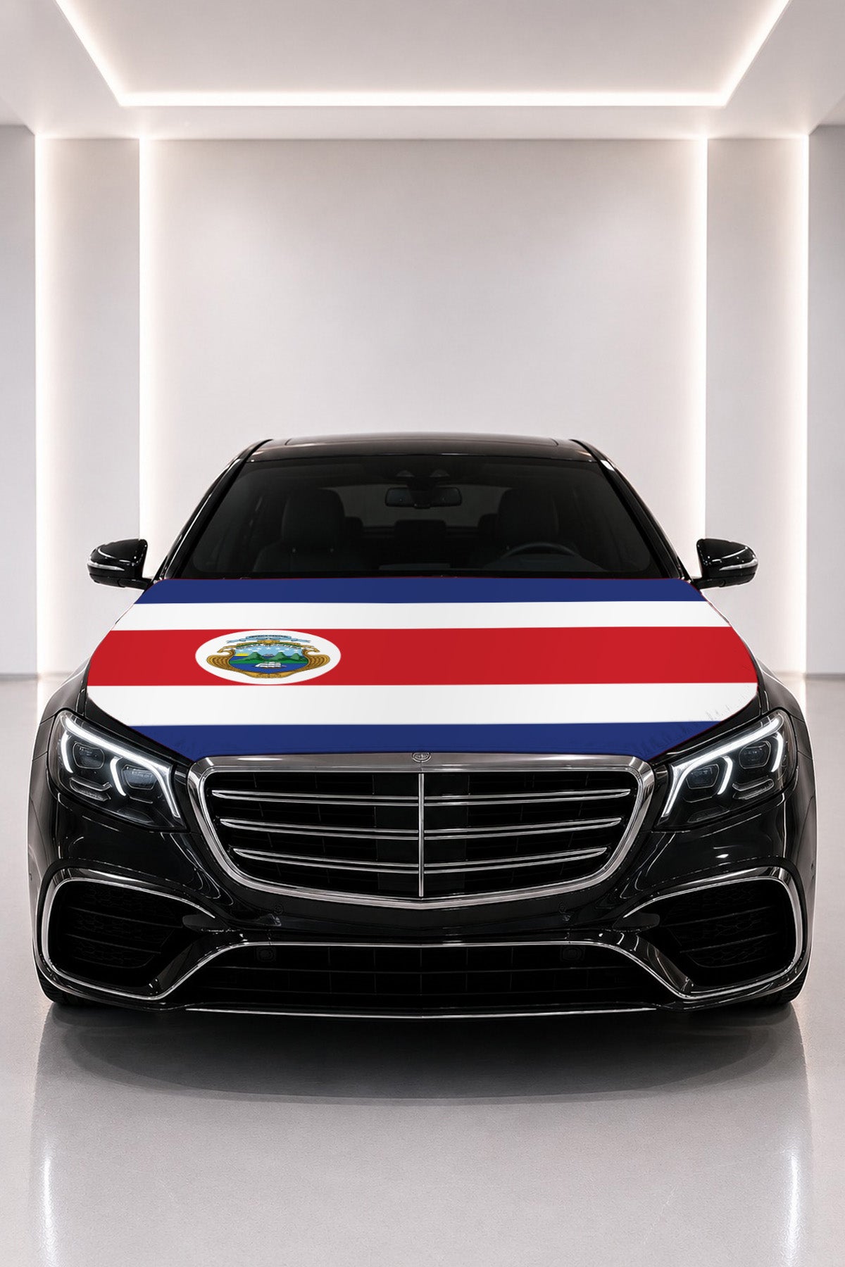 Couvre-capot drapeau du Costa Rica posé sur le capot d’une voiture noire