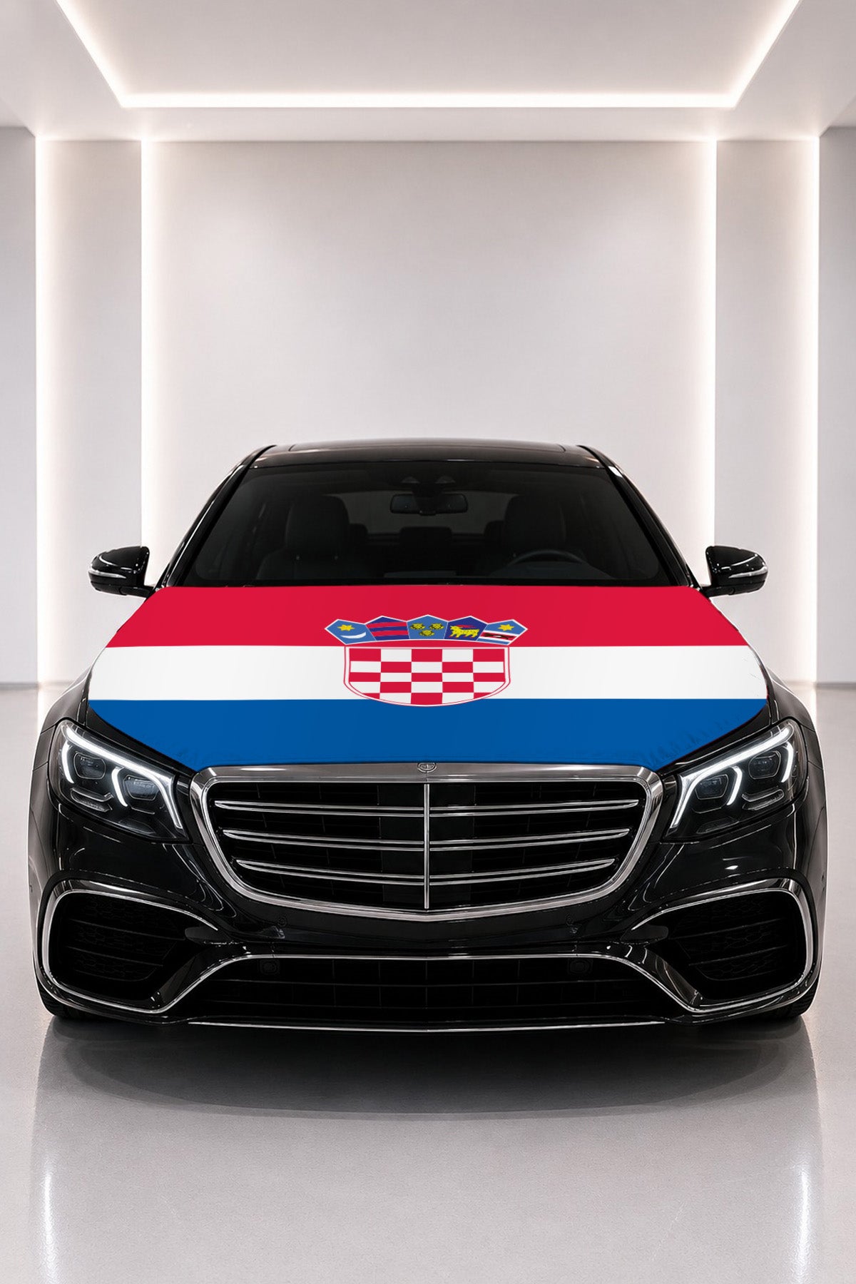 Couvre-capot drapeau de la Croatie posé sur le capot d’une voiture noire