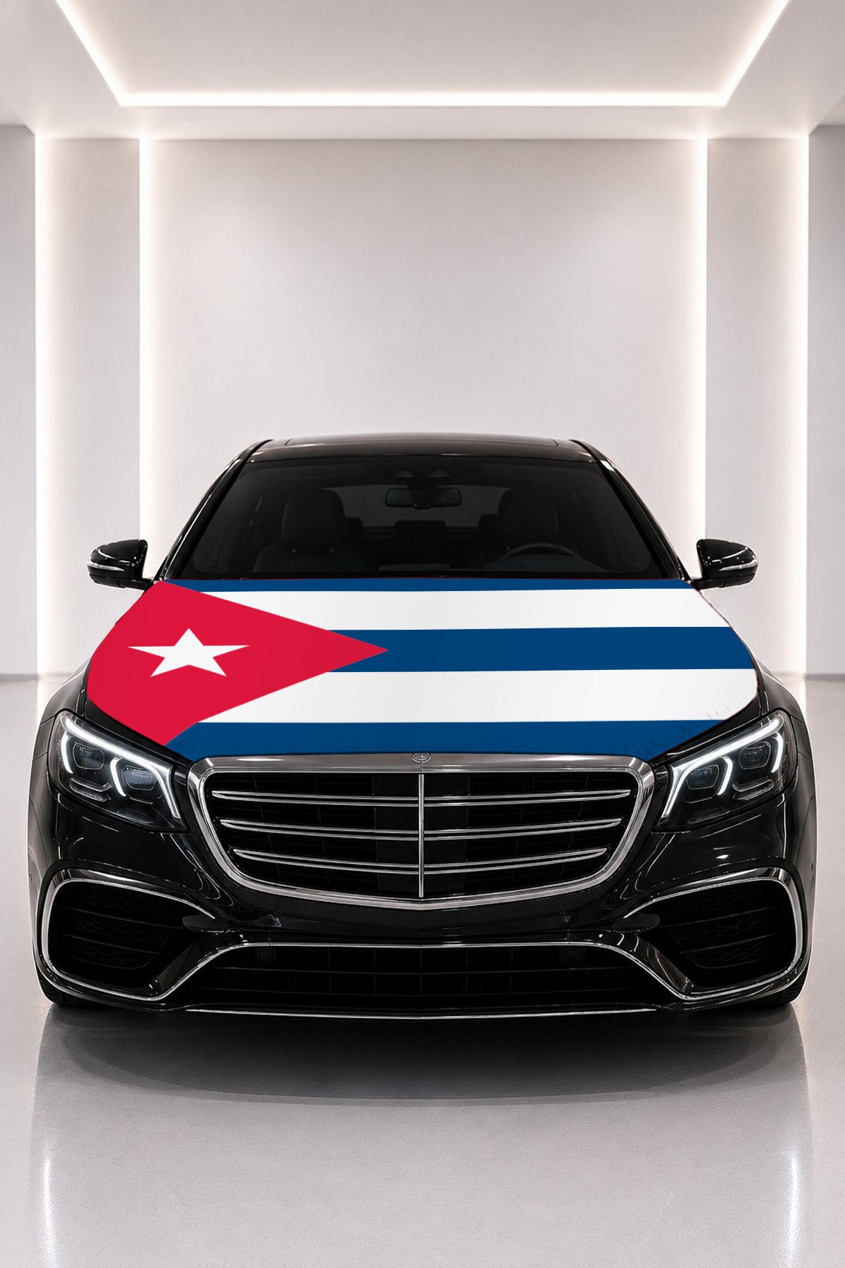 Couvre-capot drapeau de Cuba posé sur le capot d’une voiture noire