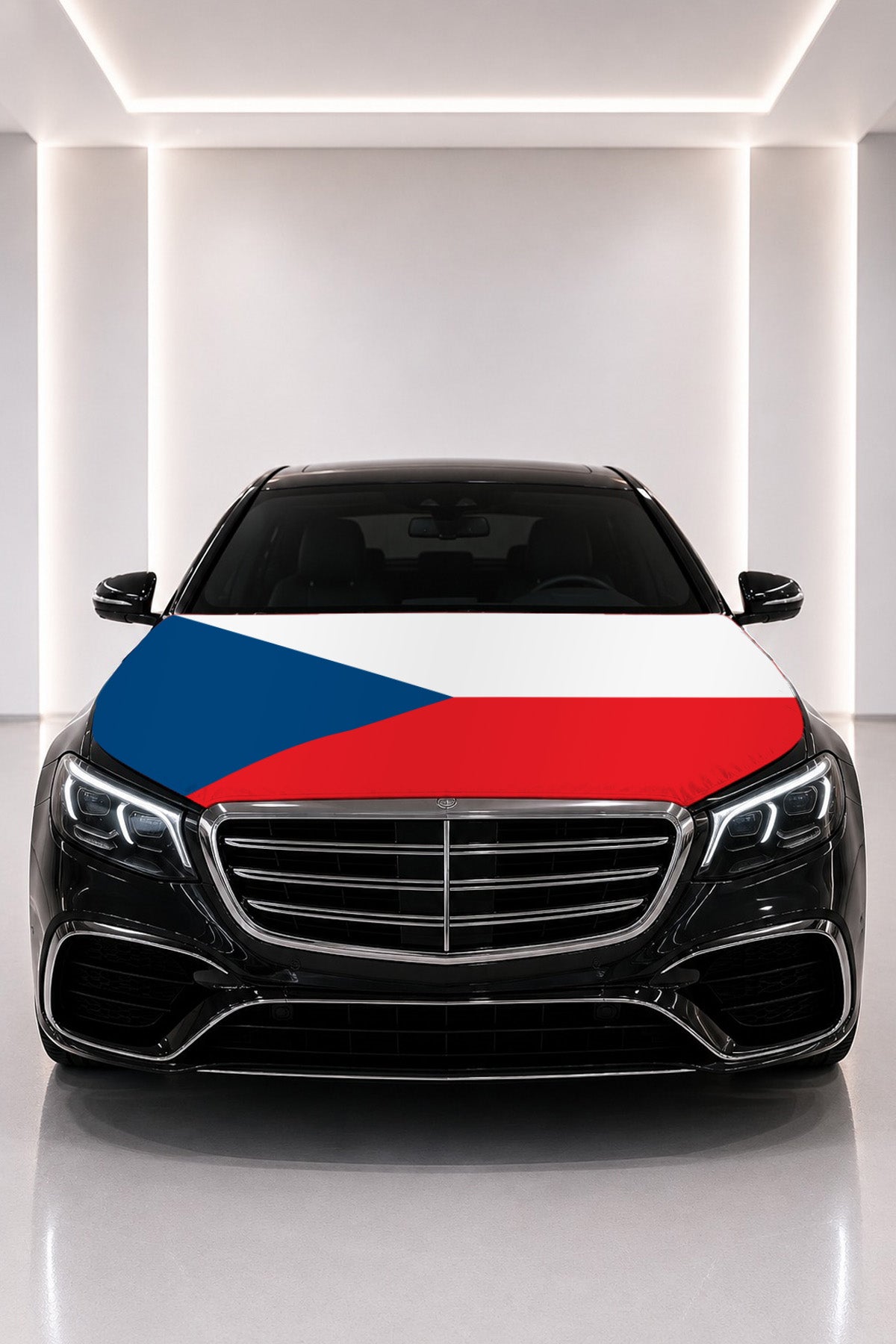Couvre-capot drapeau de la République tchèque posé sur le capot d’une voiture noire