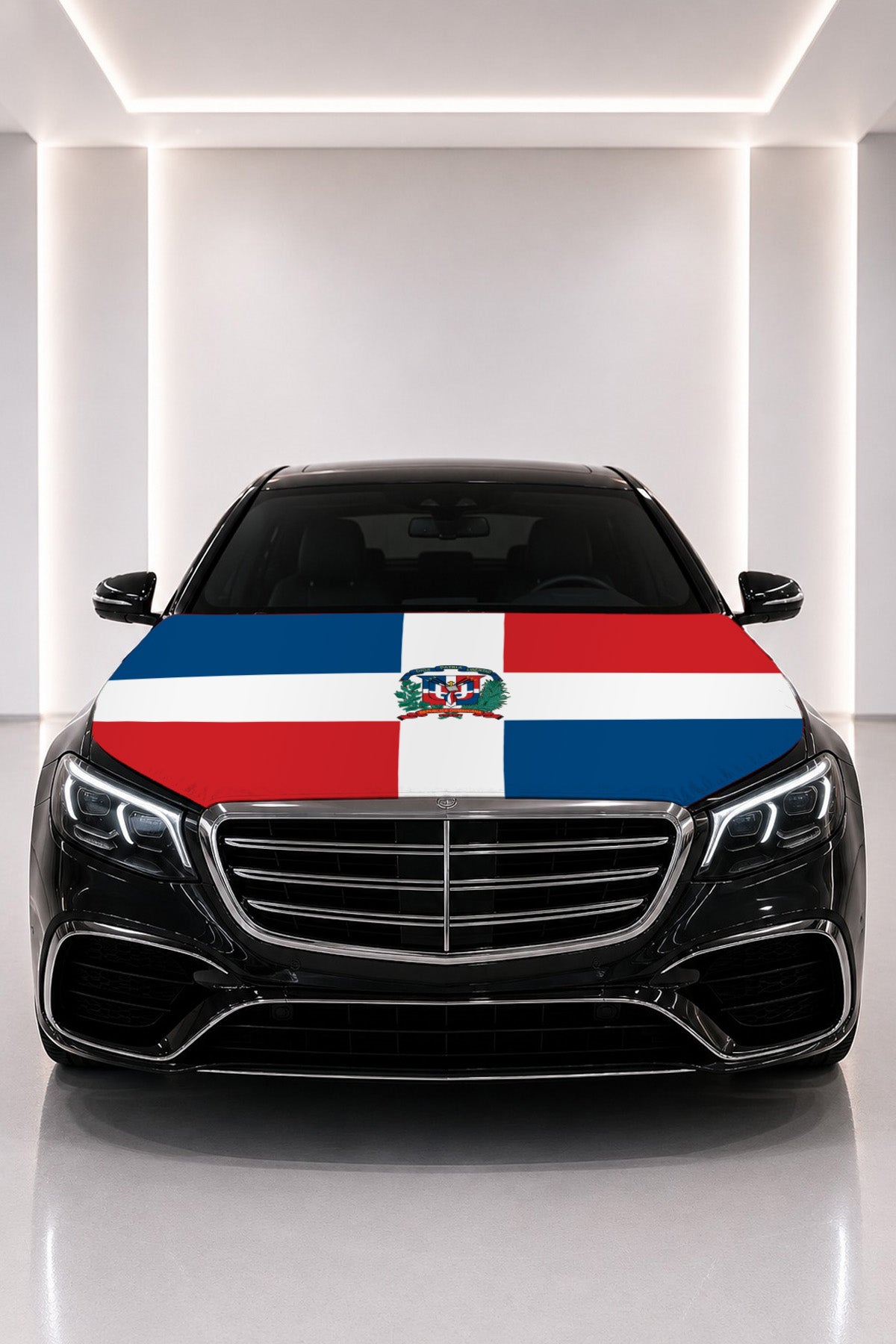 Couvre-capot drapeau de la République dominicaine posé sur le capot d’une voiture noire