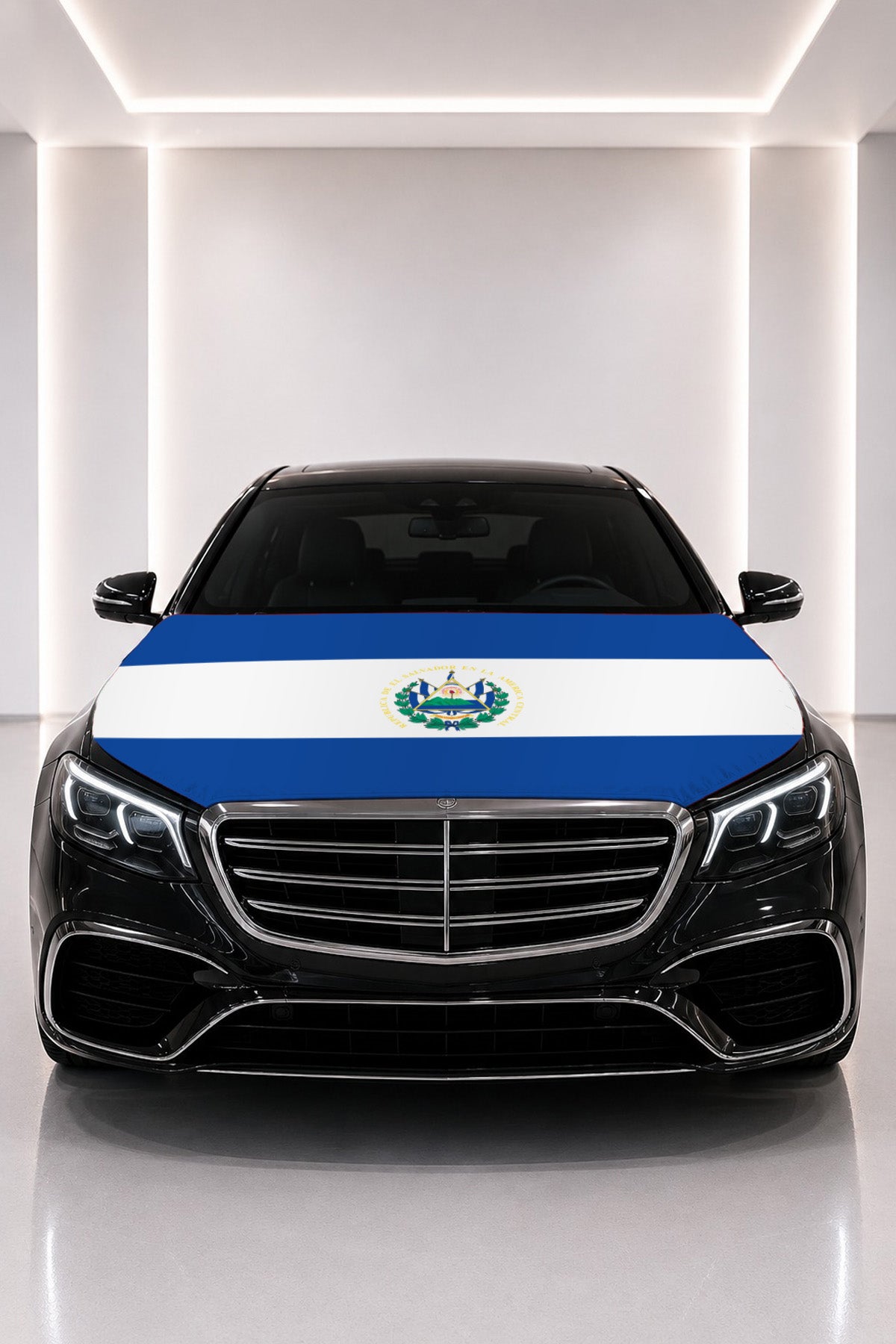Couvre-capot drapeau du Salvador posé sur le capot d’une voiture noire