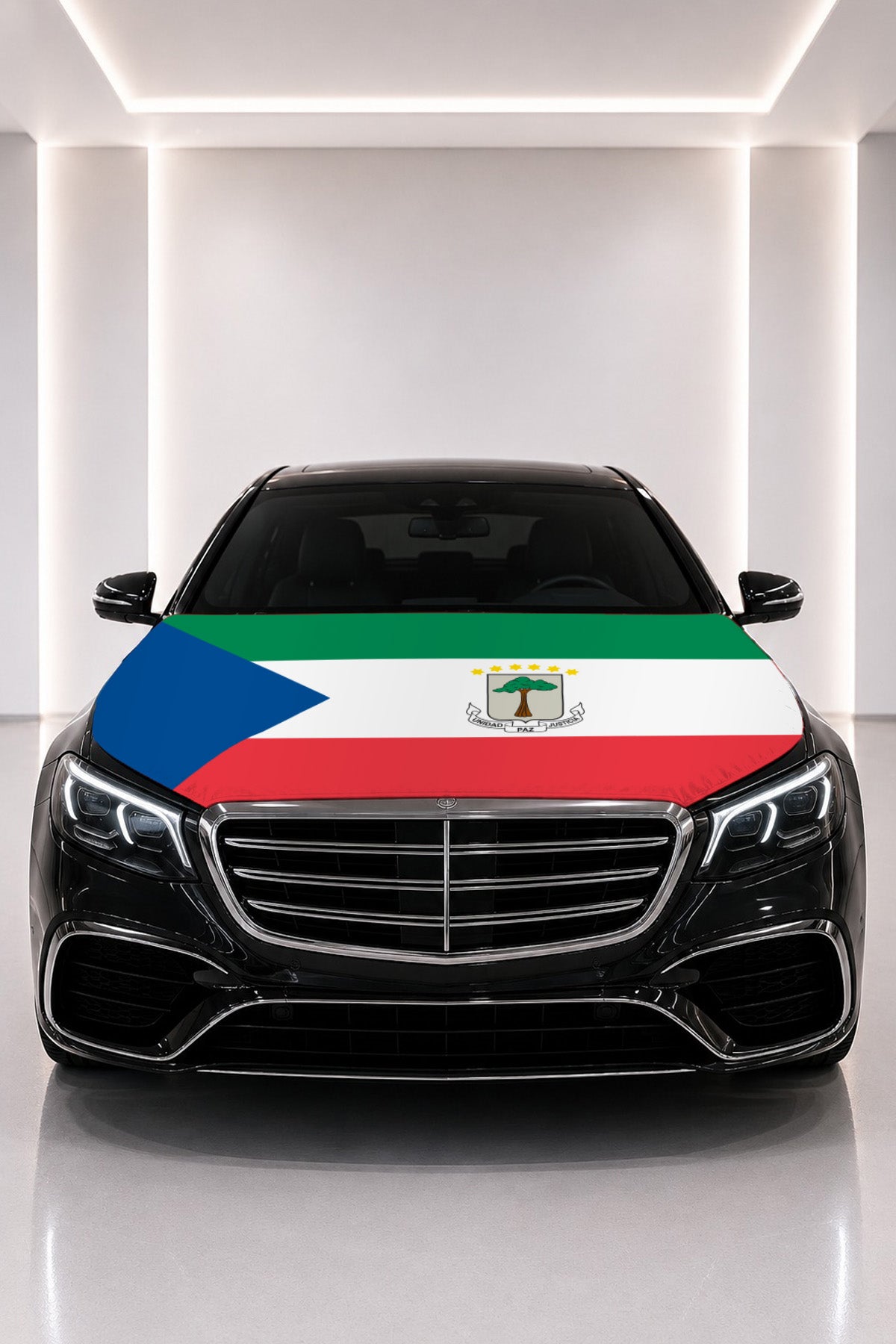 Couvre-capot drapeau de la Guinée équatoriale posé sur le capot d’une voiture noire