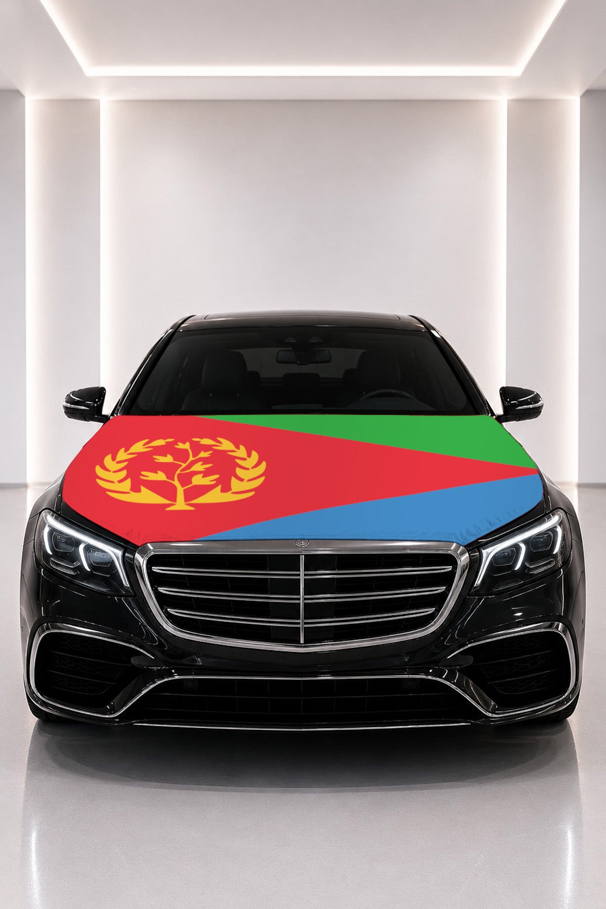 Couvre-capot drapeau de l'Érythrée posé sur le capot d’une voiture noire