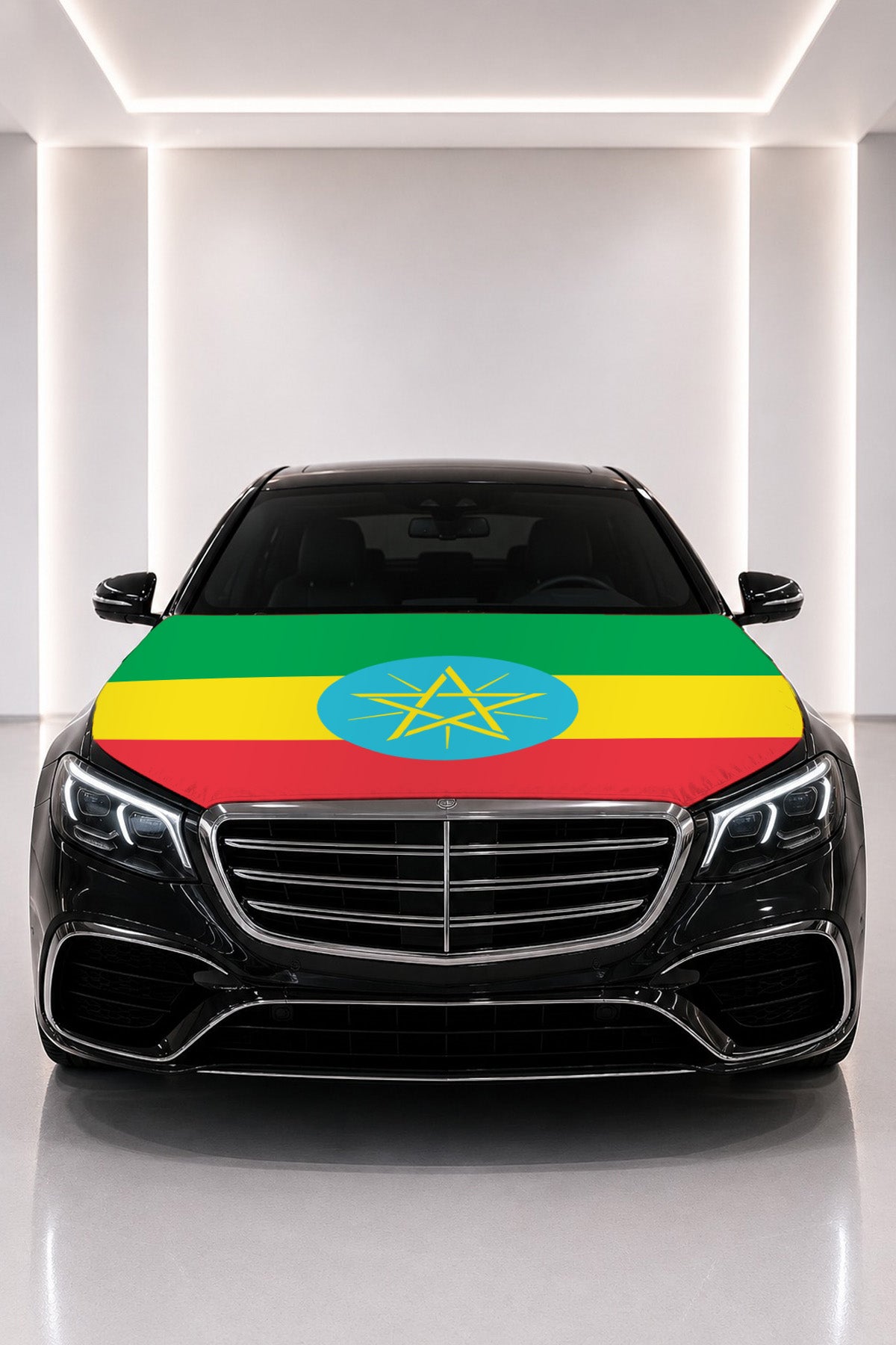 Couvre-capot drapeau de l'Éthiopie posé sur le capot d’une voiture noire