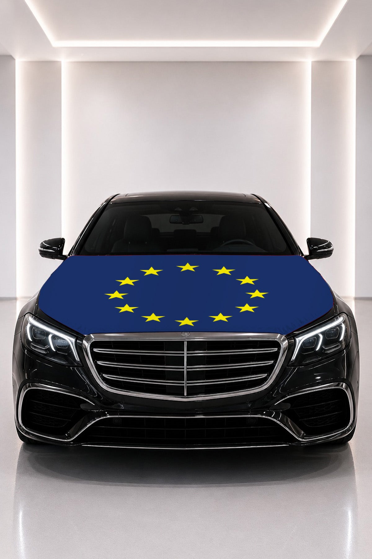 Couvre-capot drapeau de l'Union européenne posé sur le capot d’une voiture noire