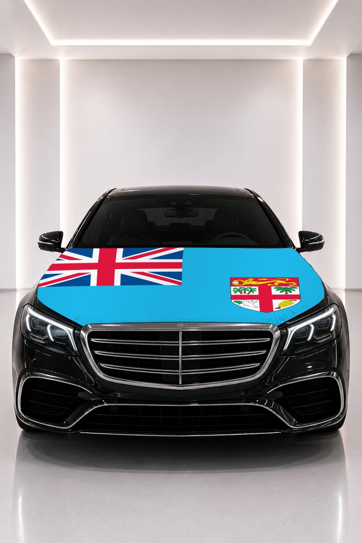 Couvre-capot drapeau des Fidji posé sur le capot d’une voiture noire