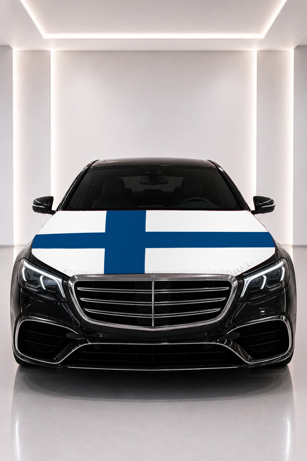 Couvre-capot drapeau de la Finlande posé sur le capot d’une voiture noire
