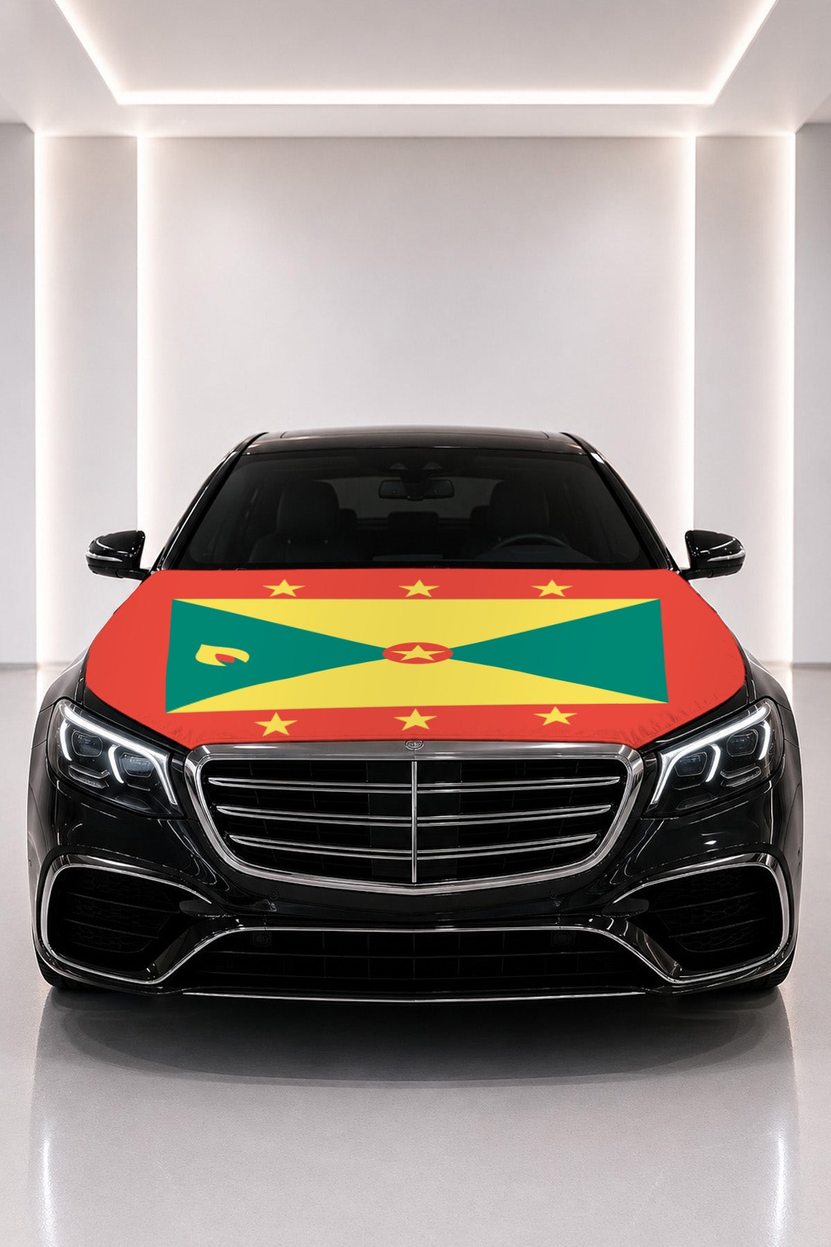 Couvre-capot drapeau de la Grenade posé sur le capot d’une voiture noire
