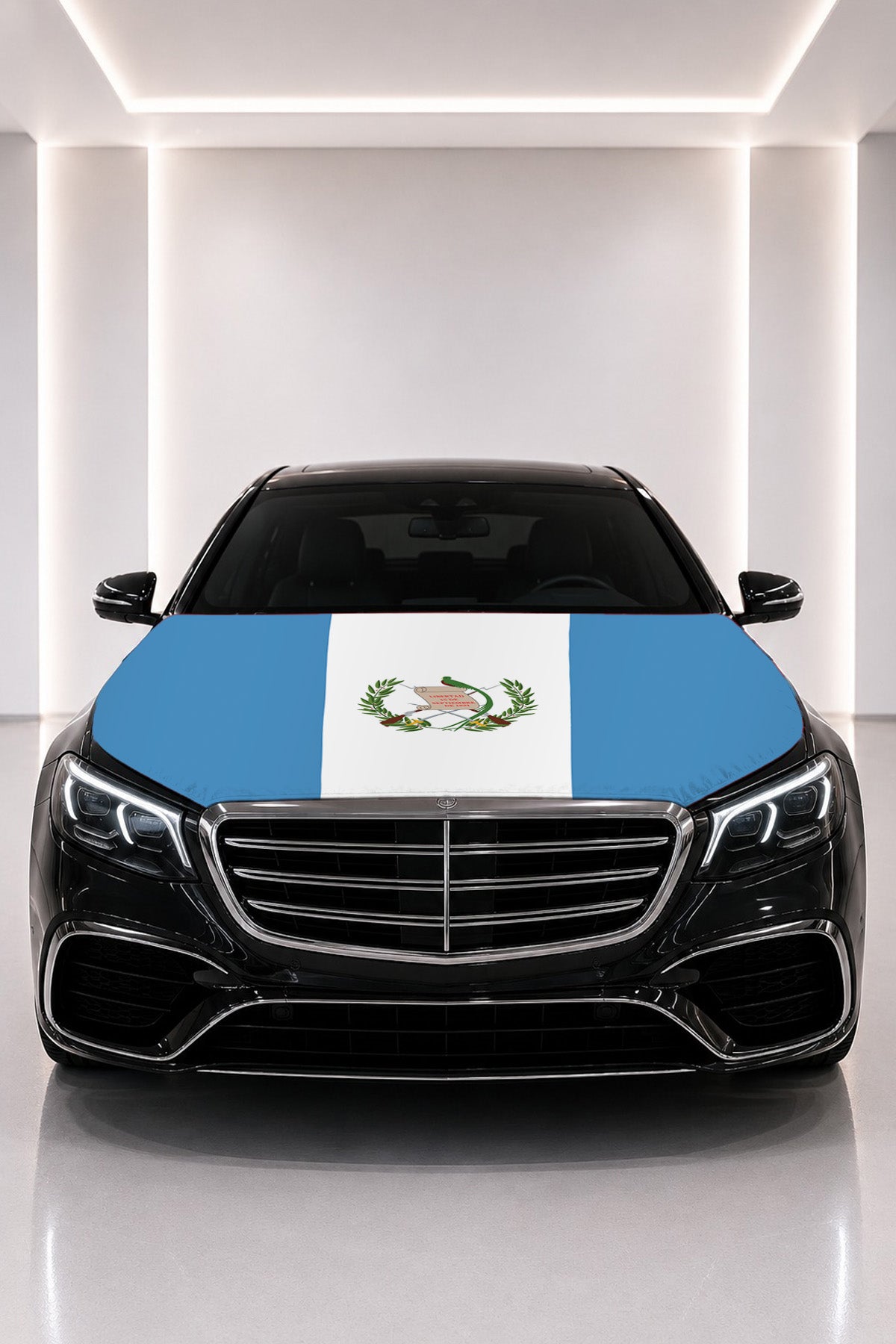 Couvre-capot drapeau du Guatemala posé sur le capot d’une voiture noire