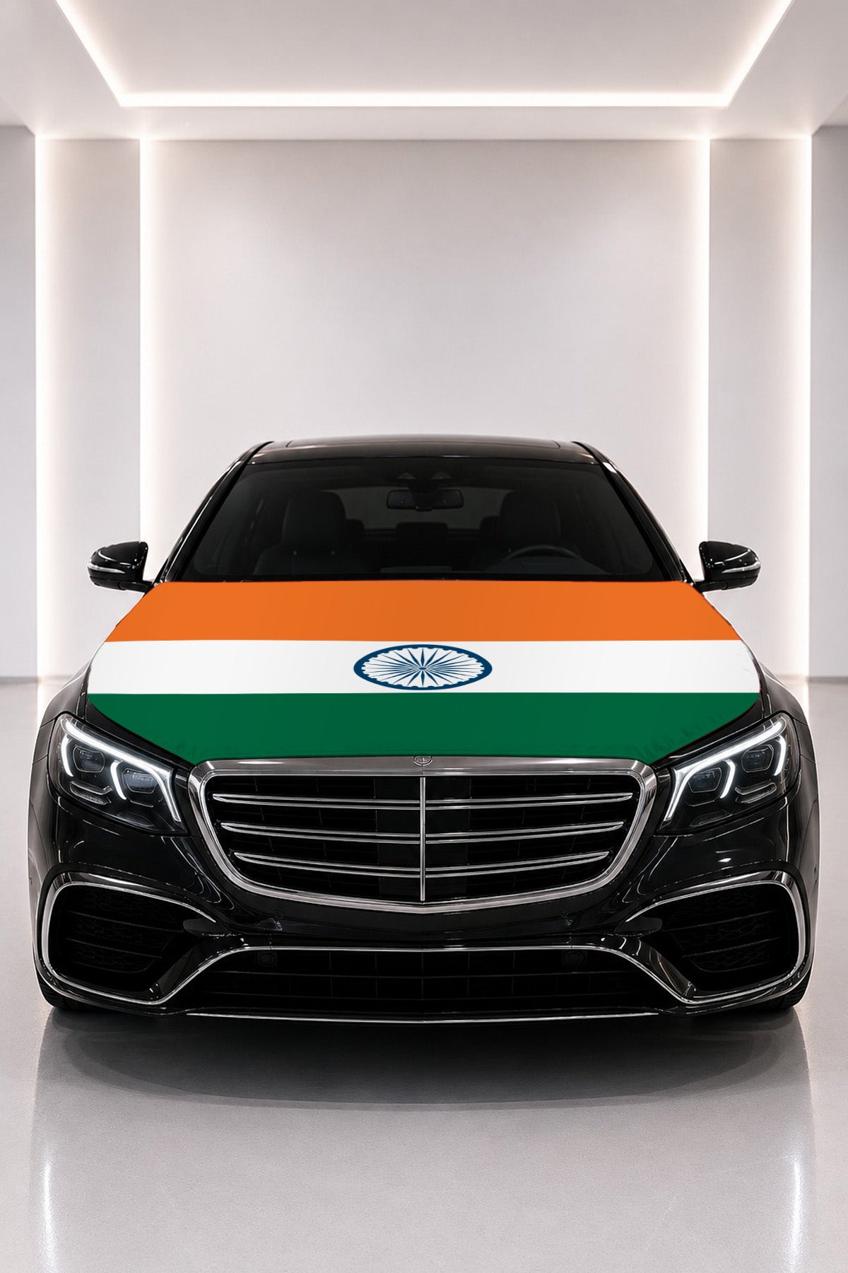 Couvre-capot drapeau de l'Inde posé sur le capot d’une voiture noire