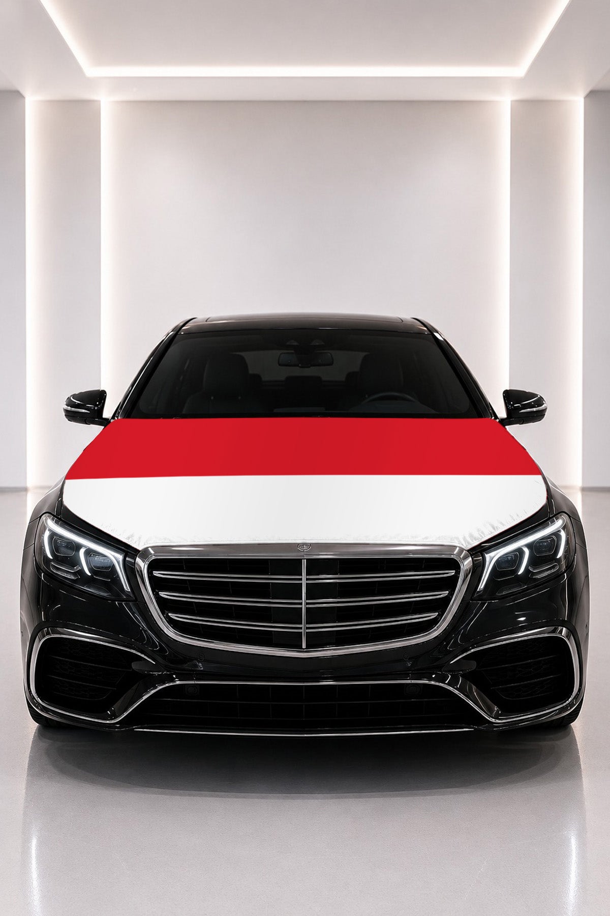Couvre-capot drapeau de l'Indonésie posé sur le capot d’une voiture noire