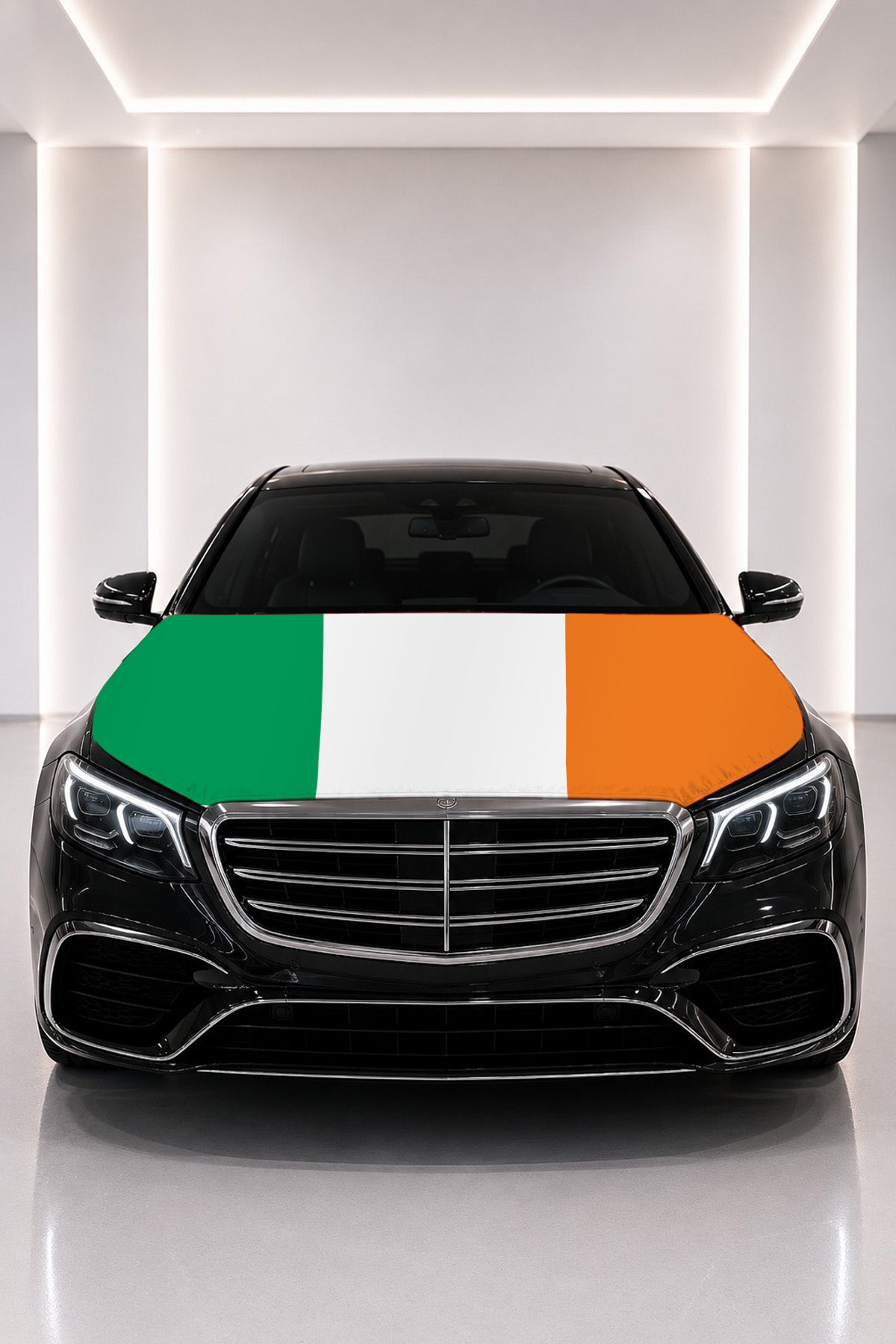 Couvre-capot drapeau de l'Irlande posé sur le capot d’une voiture noire