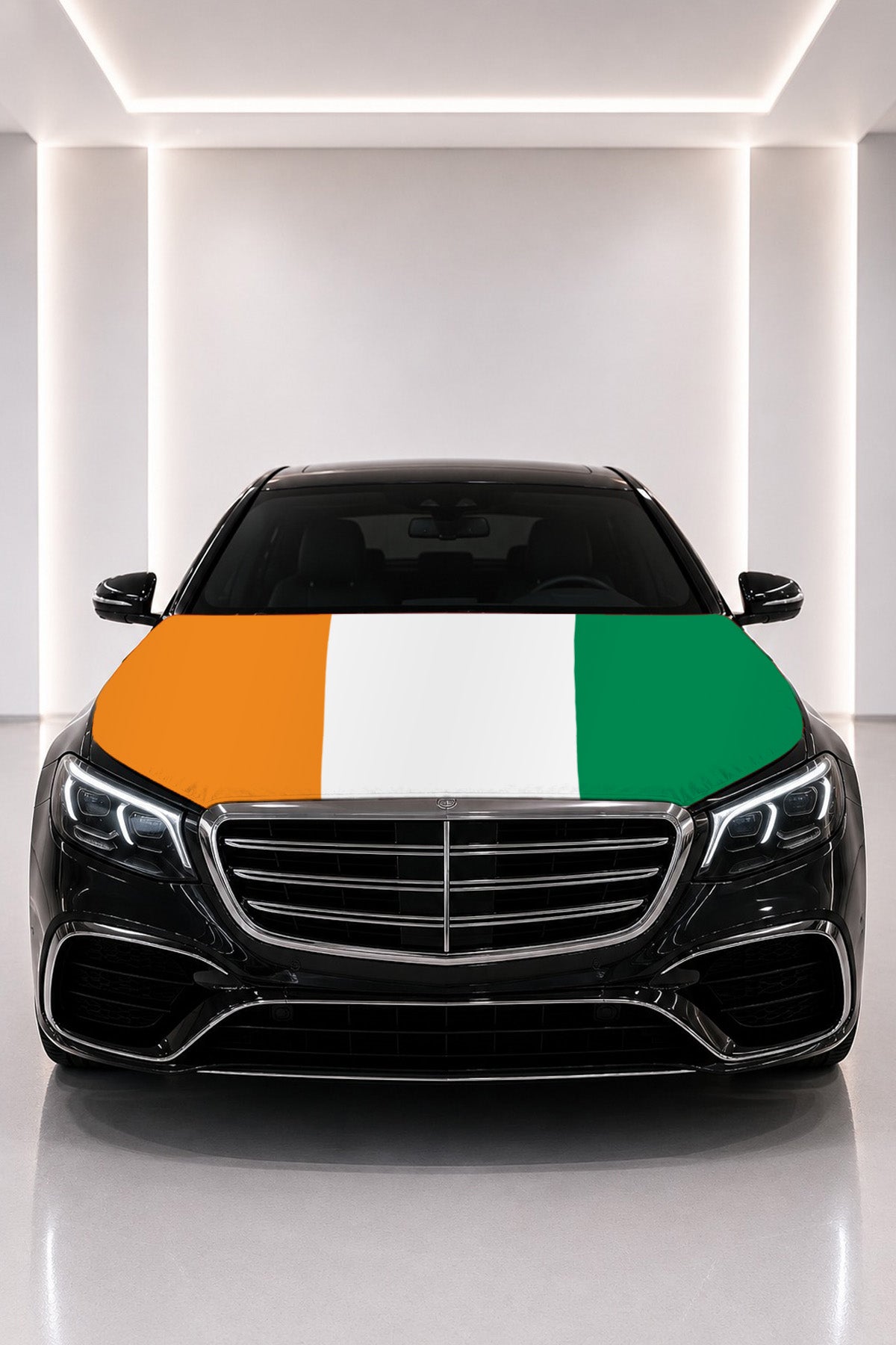 Couvre-capot drapeau de la Côte d'Ivoire posé sur le capot d’une voiture noire
