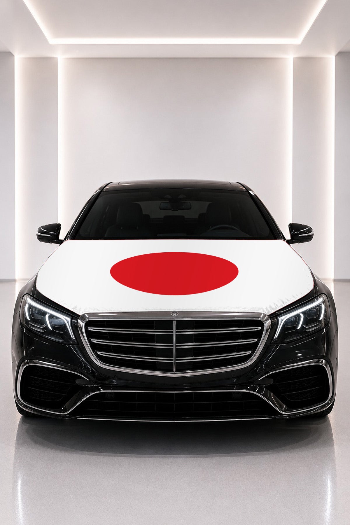 Couvre-capot drapeau du Japon posé sur le capot d’une voiture noire
