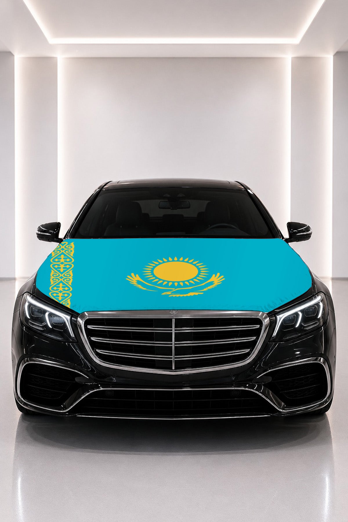 Couvre-capot drapeau du Kazakhstan posé sur le capot d’une voiture noire