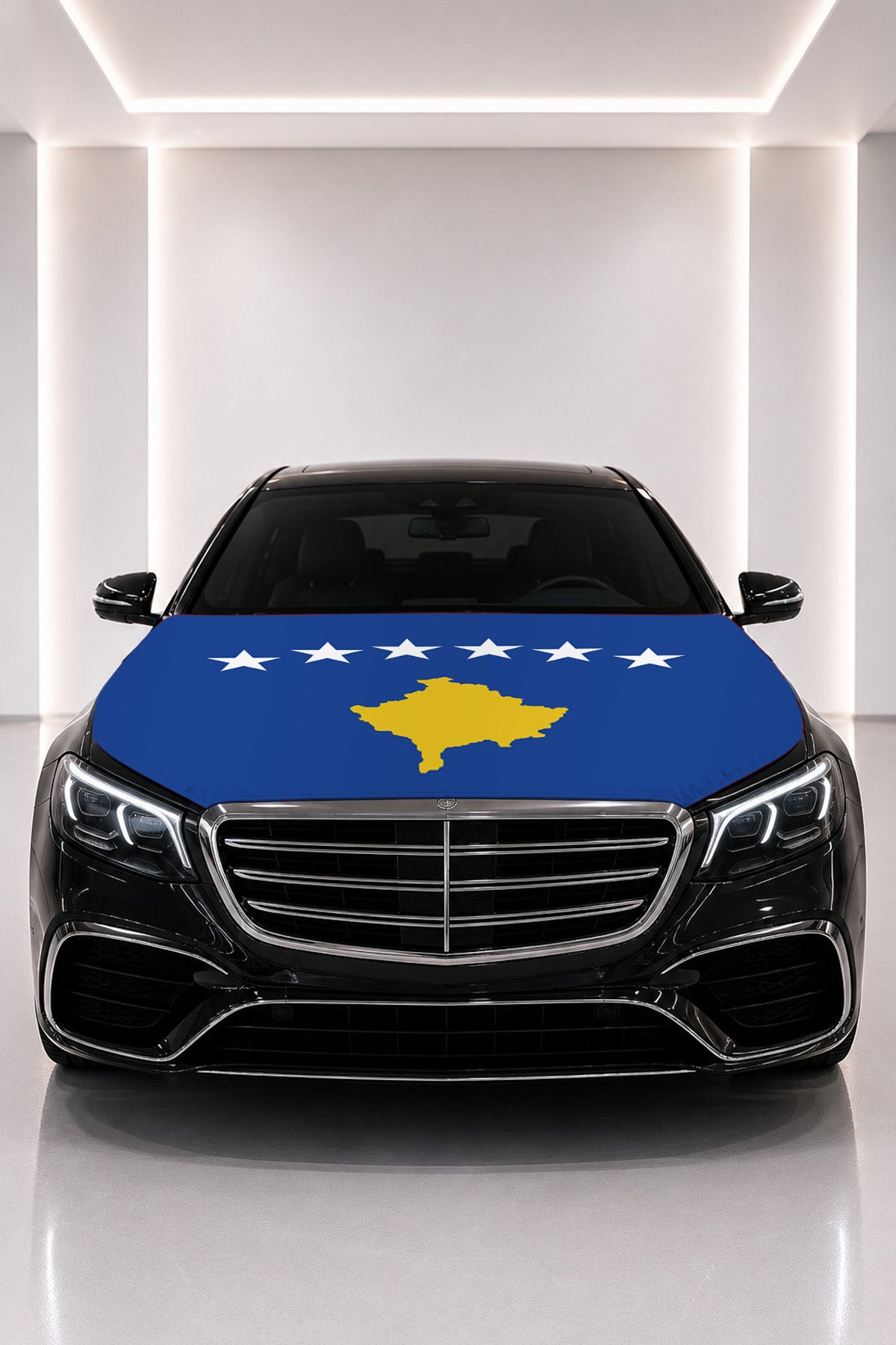Couvre-capot drapeau du Kosovo posé sur le capot d’une voiture noire