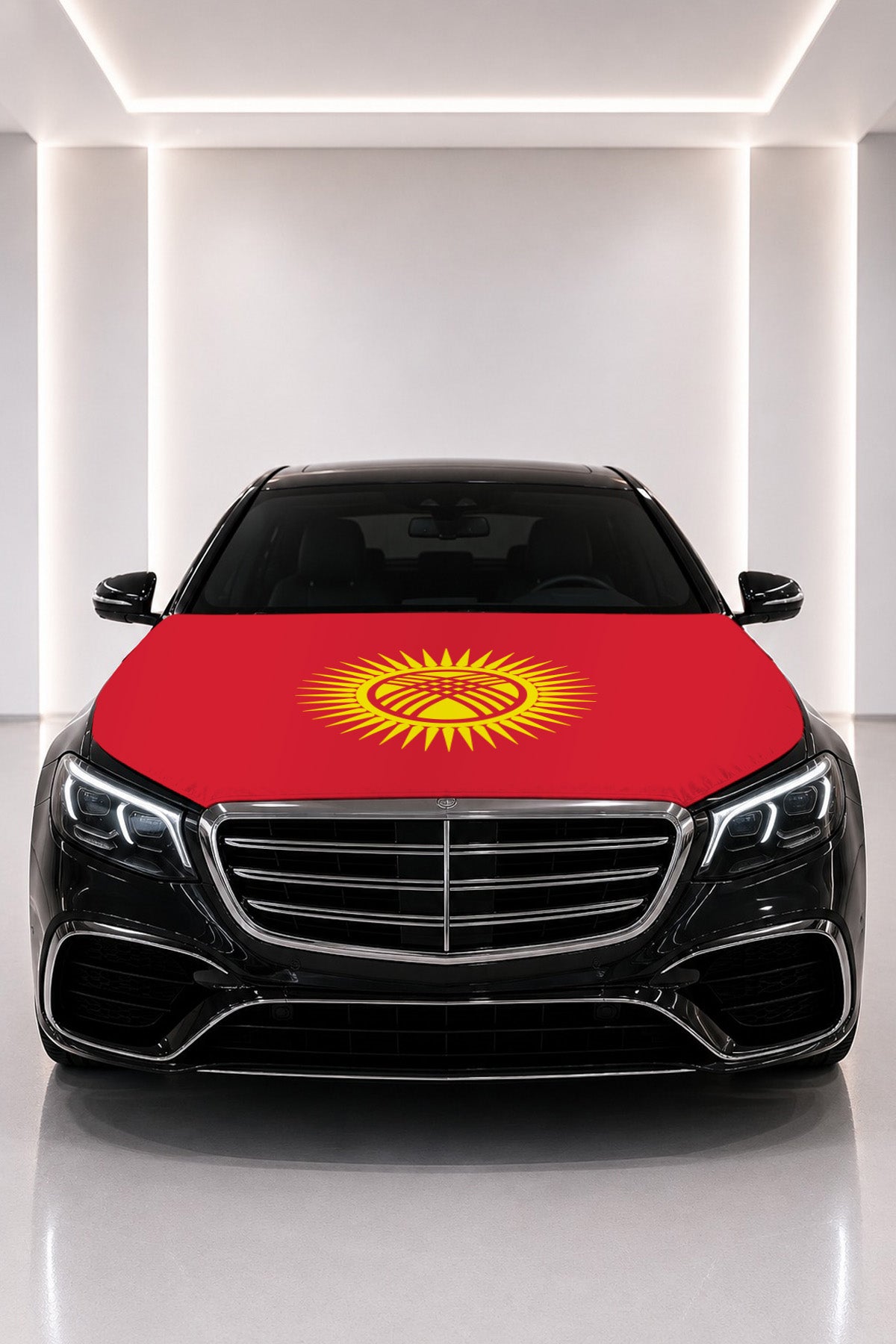 Couvre-capot drapeau du Kirghizistan posé sur le capot d’une voiture noire