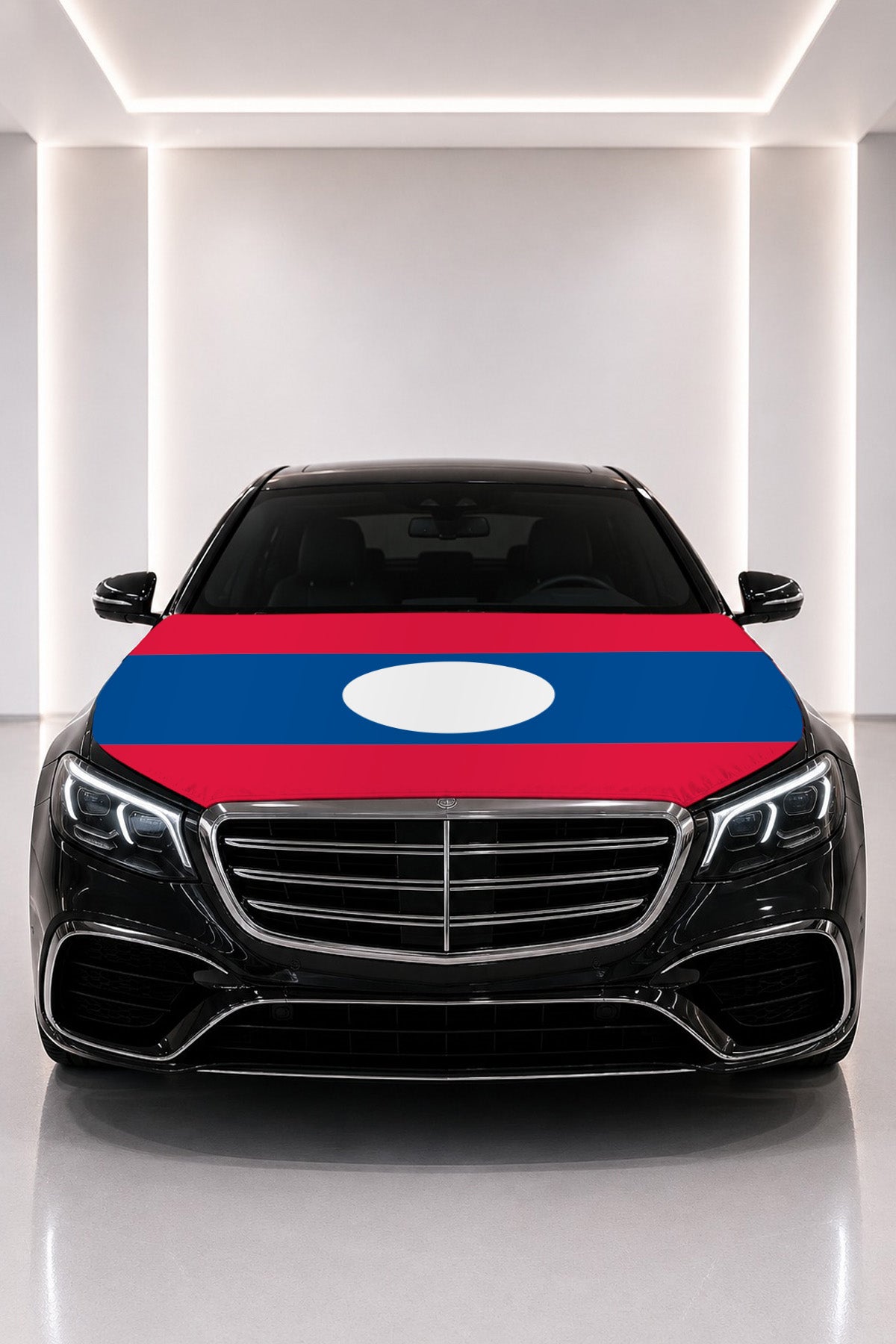 Couvre-capot drapeau du Laos posé sur le capot d’une voiture noire