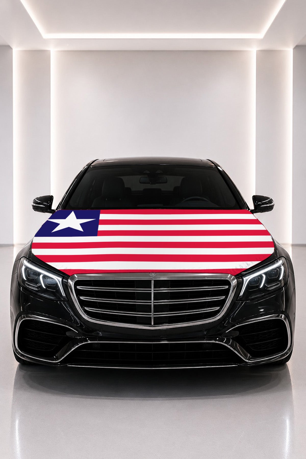 Couvre-capot drapeau du Libéria posé sur le capot d’une voiture noire