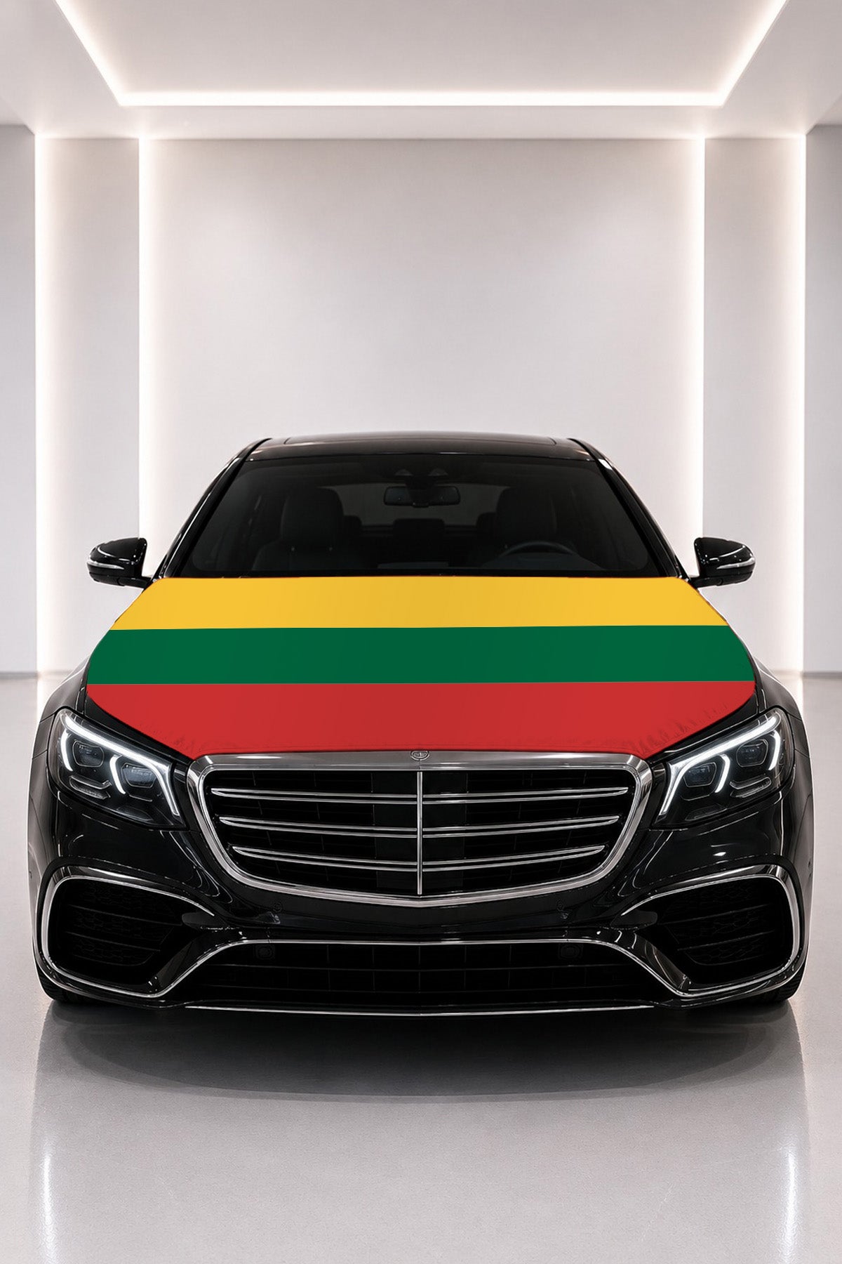 Couvre-capot drapeau de la Lituanie posé sur le capot d’une voiture noire