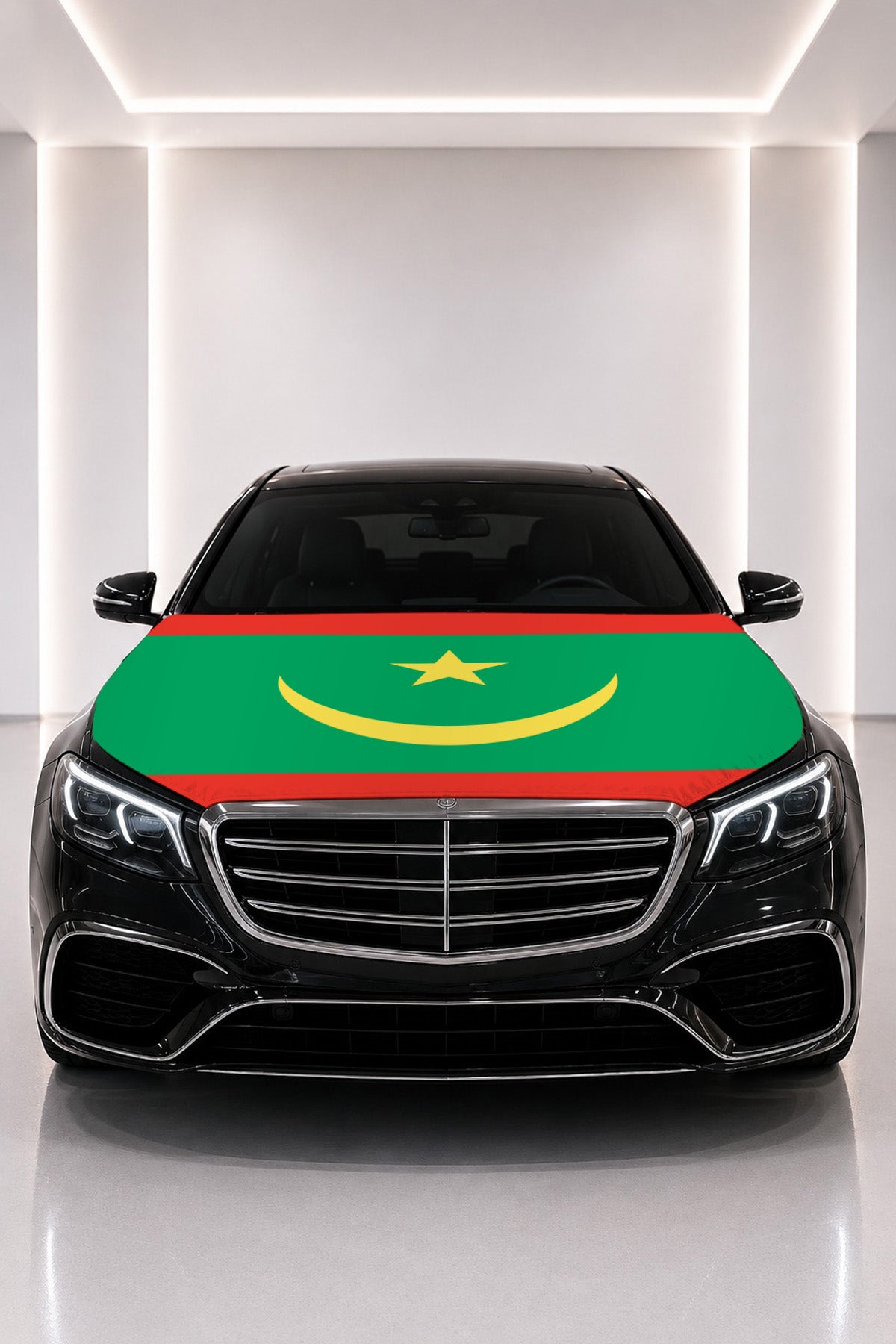 Couvre-capot drapeau de la Mauritanie posé sur le capot d’une voiture noire