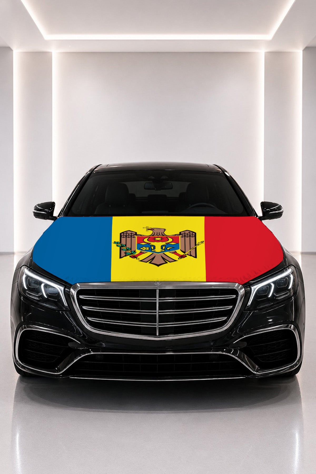 Couvre-capot drapeau de la Moldavie posé sur le capot d’une voiture noire