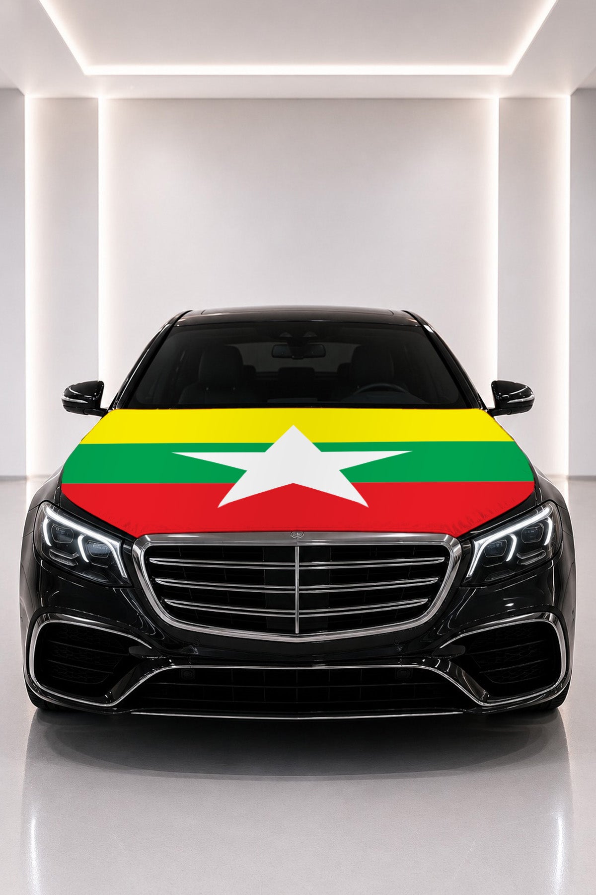 Couvre-capot drapeau du Myanmar posé sur le capot d’une voiture noire