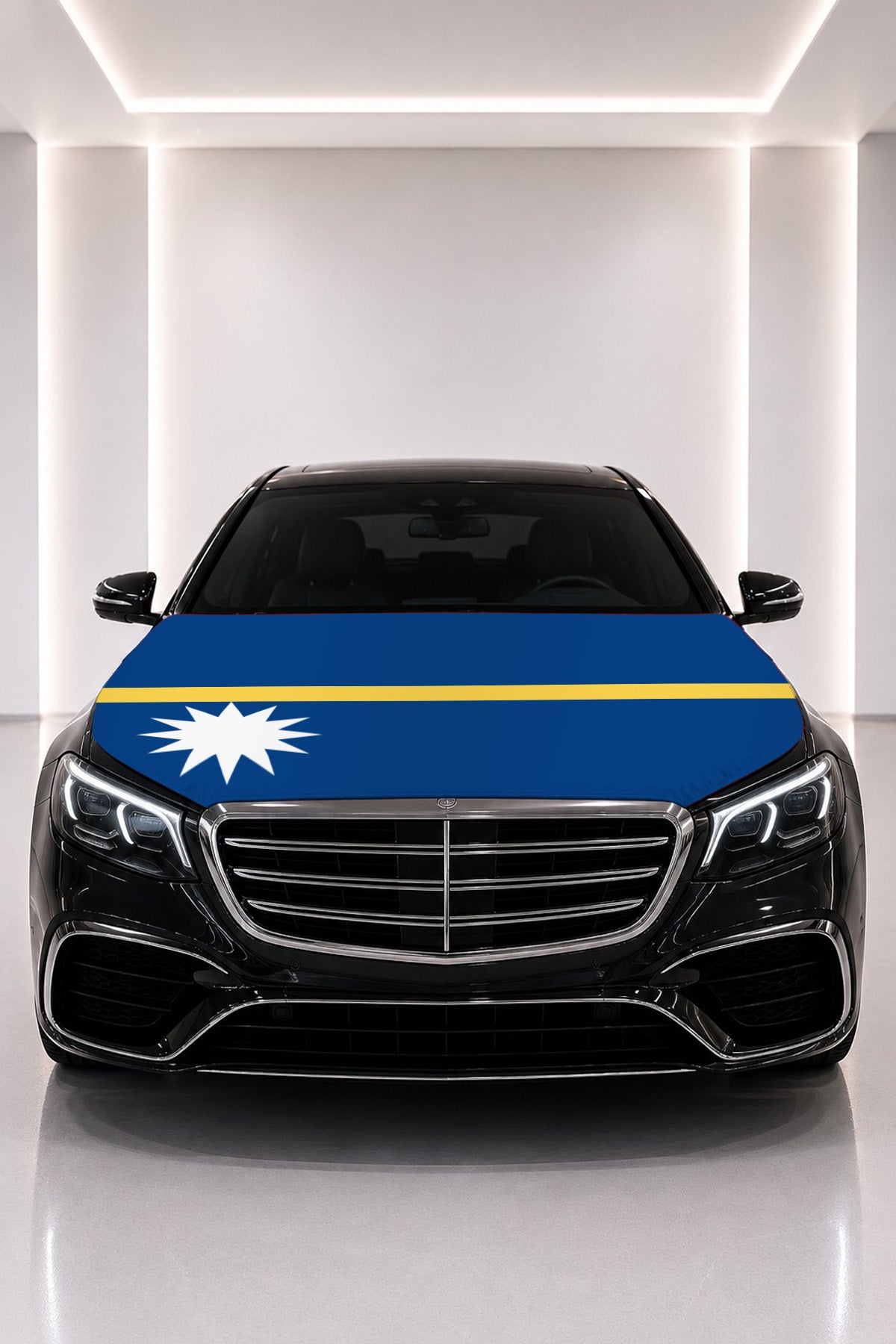 Couvre-capot drapeau de Nauru posé sur le capot d’une voiture noire