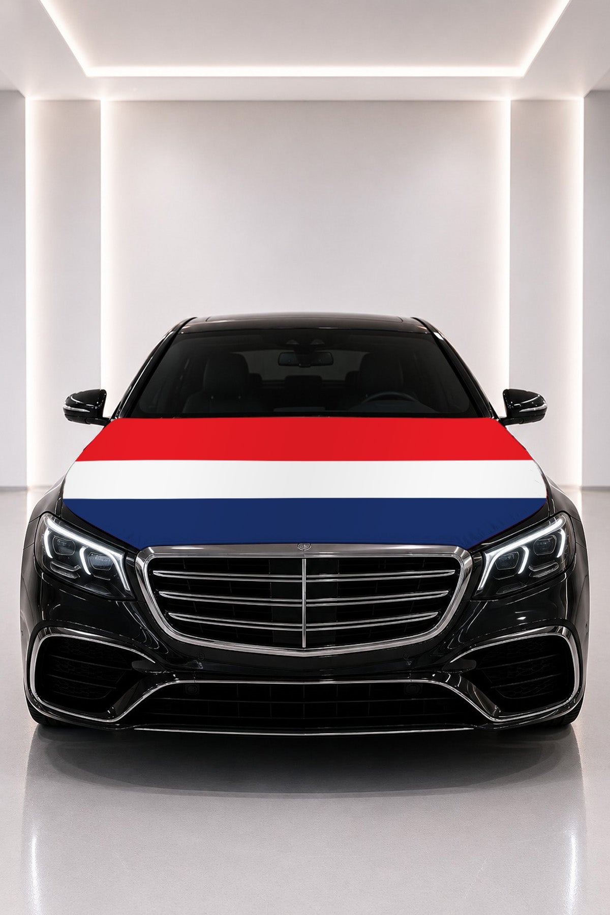 Couvre-capot drapeau des Pays-Bas posé sur le capot d’une voiture noire
