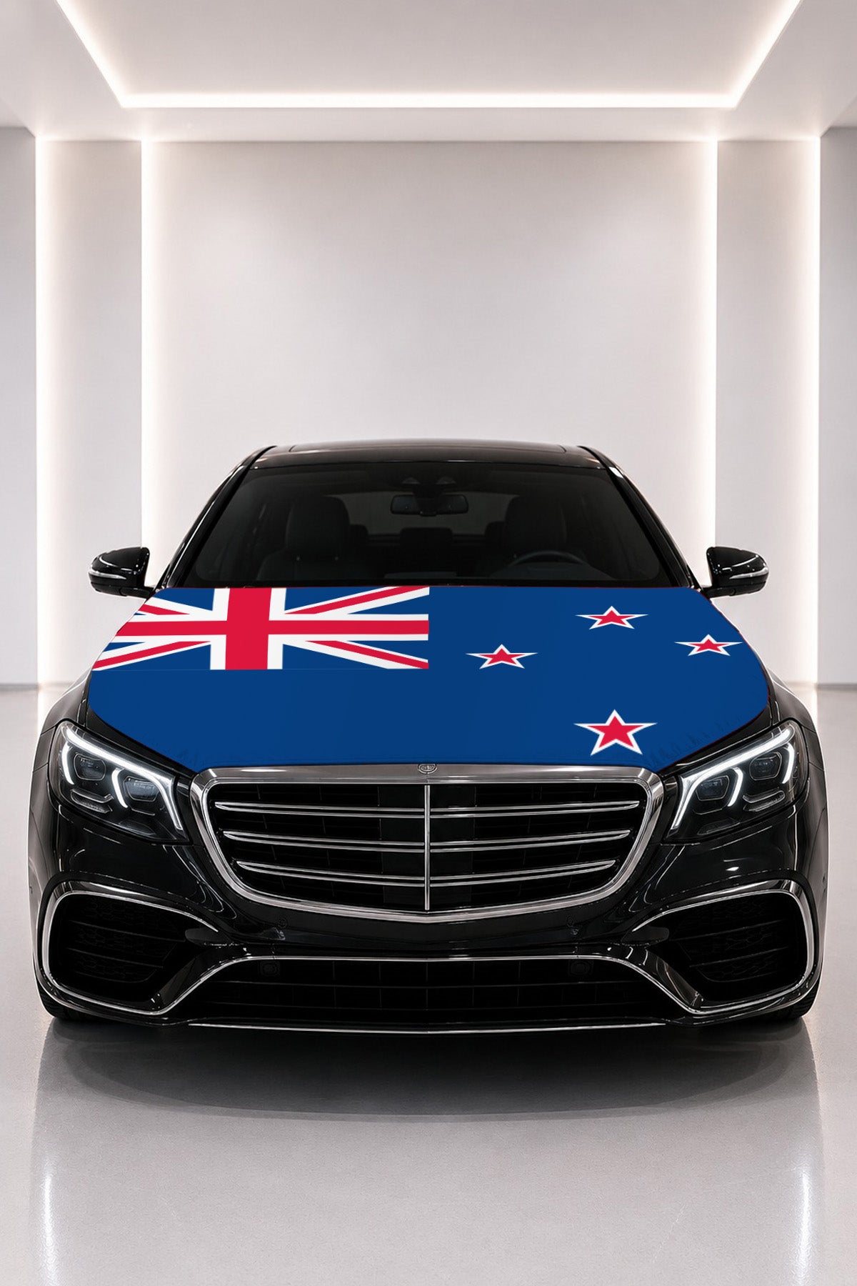 Couvre-capot drapeau de la Nouvelle-Zélande posé sur le capot d’une voiture noire