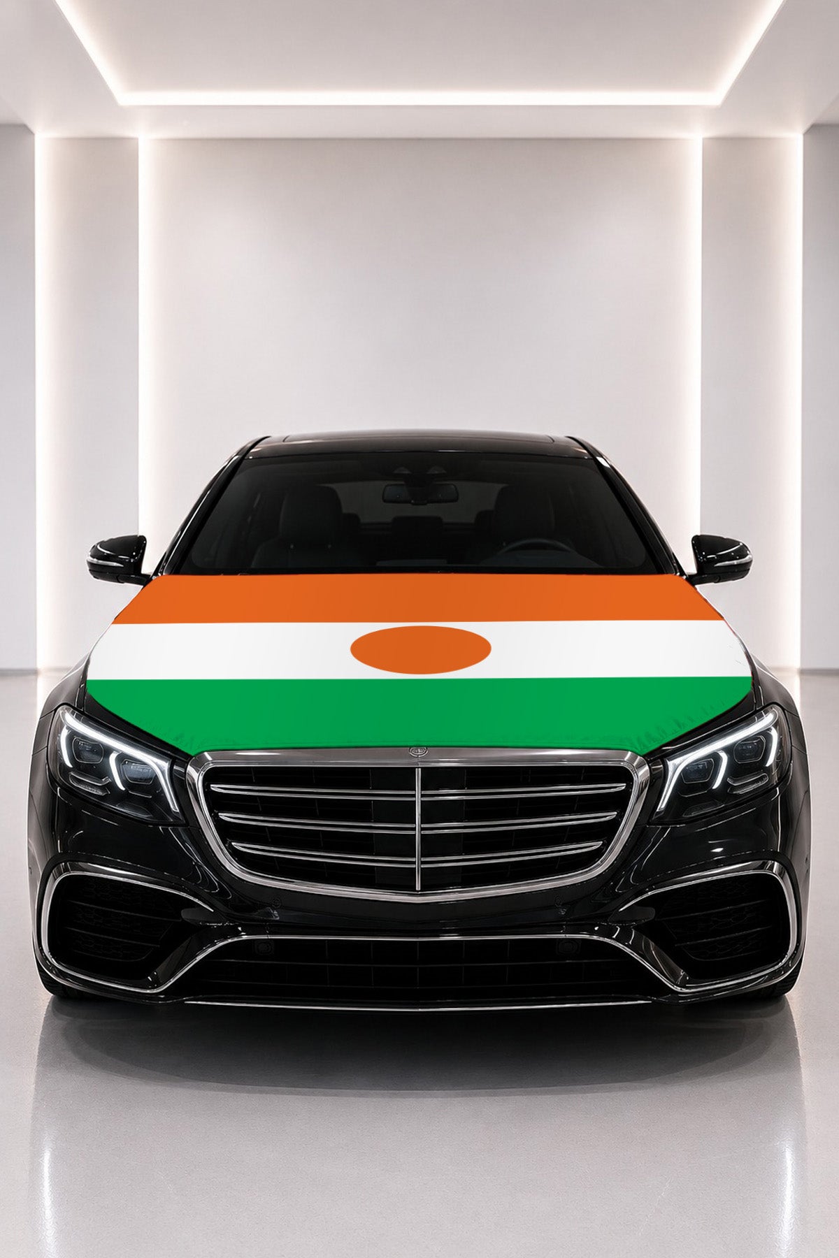 Couvre-capot drapeau du Niger posé sur le capot d’une voiture noire