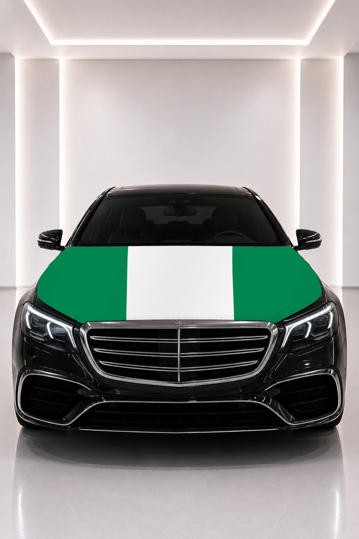 Couvre-capot drapeau du Nigeria posé sur le capot d’une voiture noire