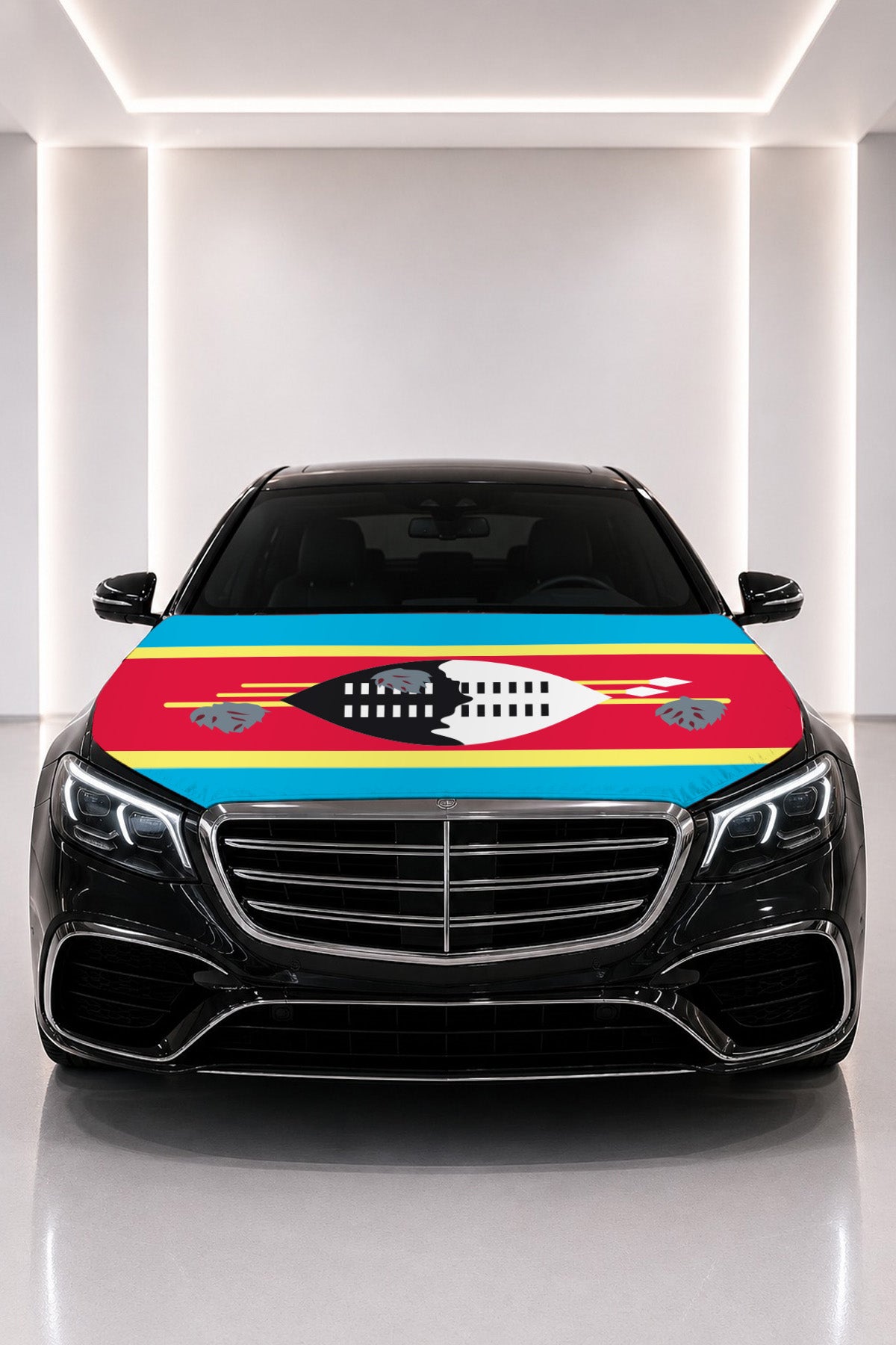 Couvre-capot drapeau de l'Eswatini posé sur le capot d’une voiture noire