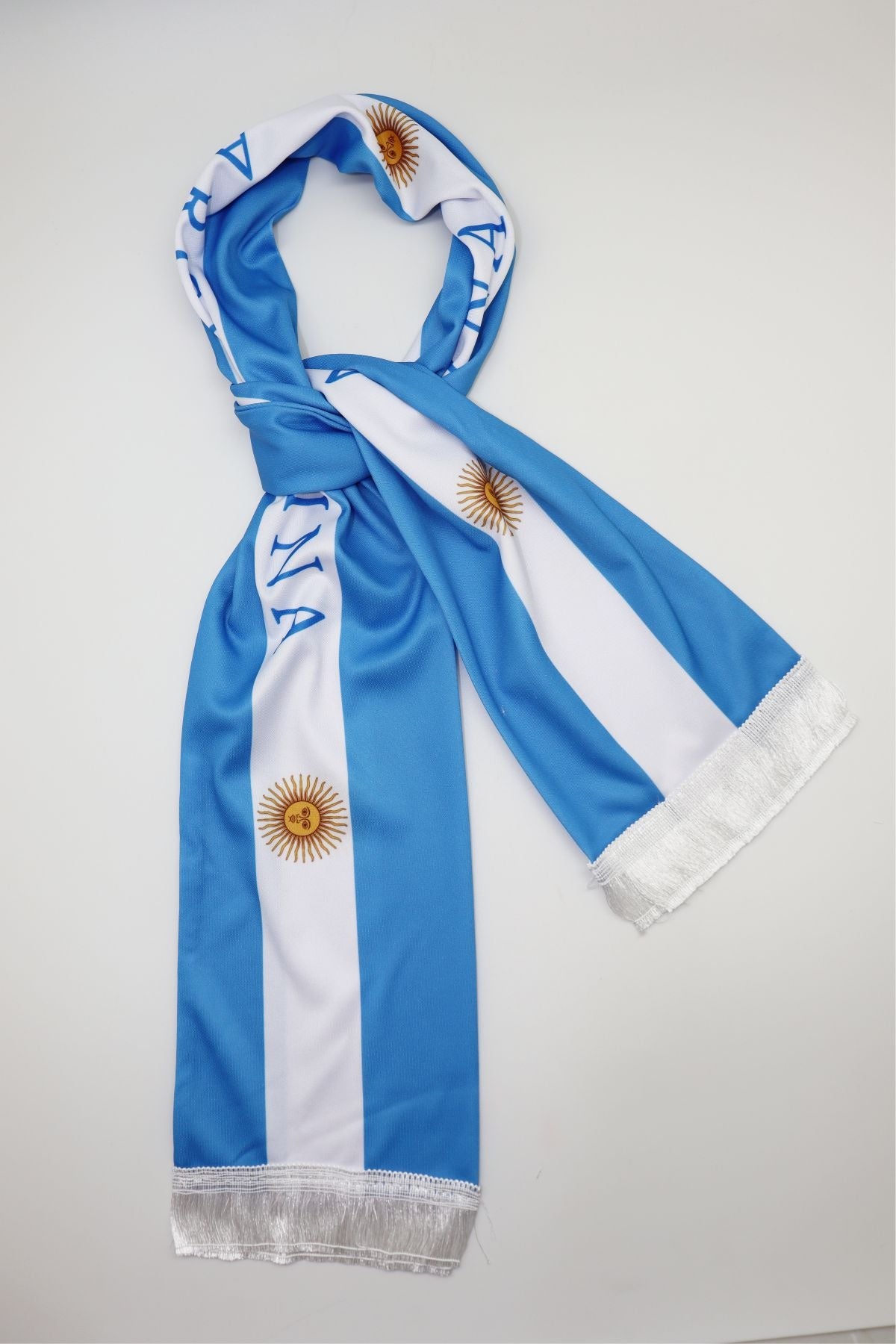 Écharpe de Supporter Satin – Drapeau de l’Argentine nouée, montrant l’impression sur les deux faces
