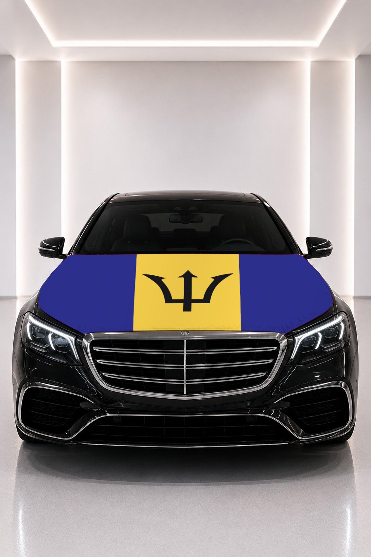 Couvre-capot drapeau de la Barbade posé sur le capot d’une voiture noire