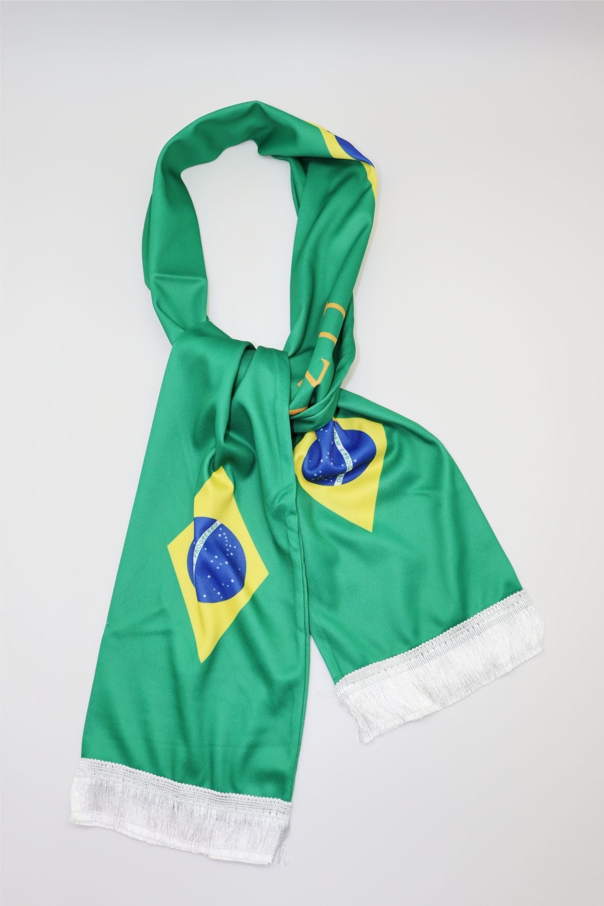 Écharpe de Supporter Satin – Drapeau du Brésil nouée, montrant l’impression sur les deux faces