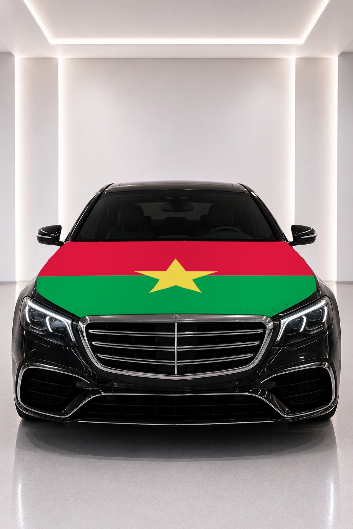Couvre-capot drapeau du Burkina Faso posé sur le capot d’une voiture noire