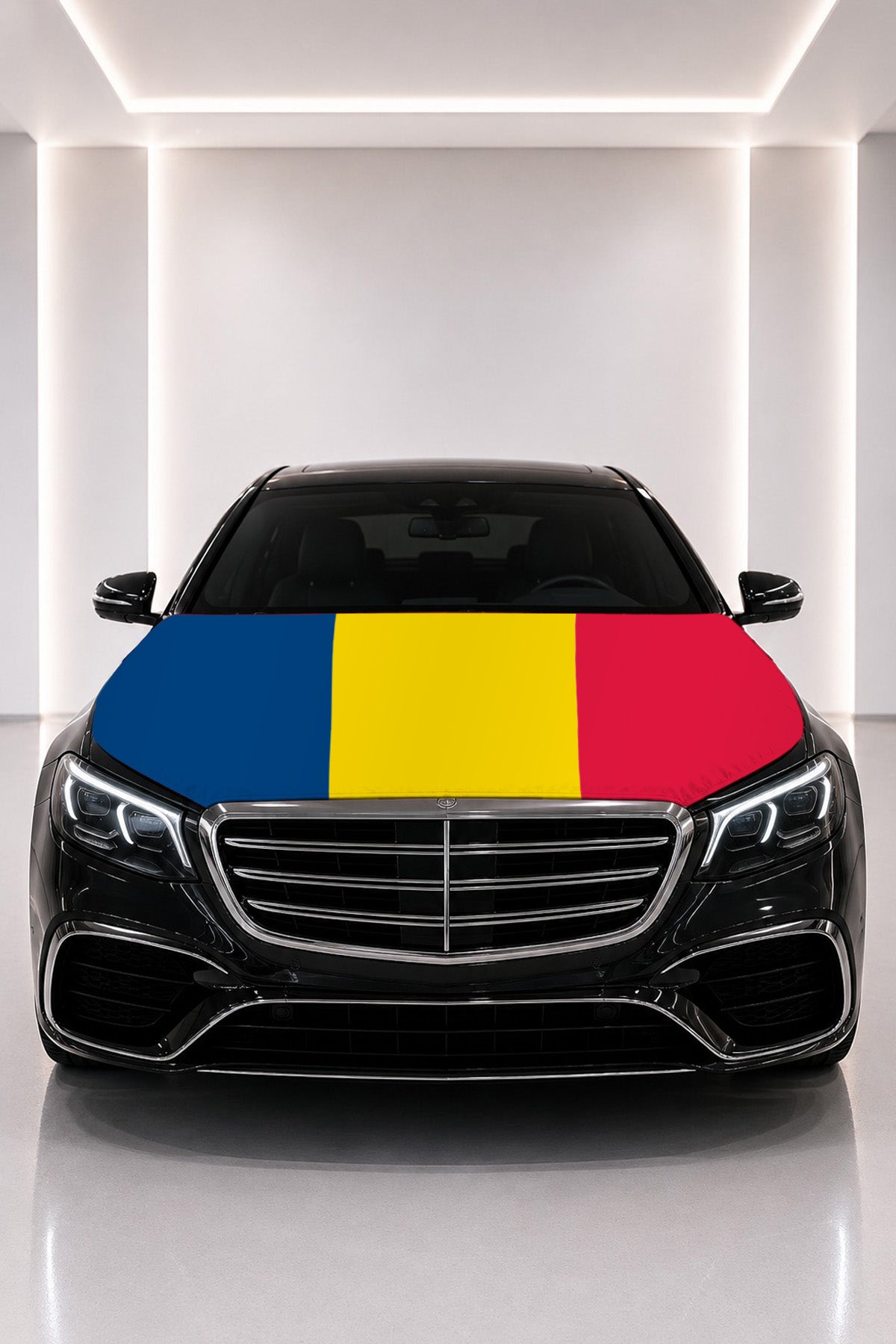 Couvre-capot drapeau du Tchad posé sur le capot d’une voiture noire