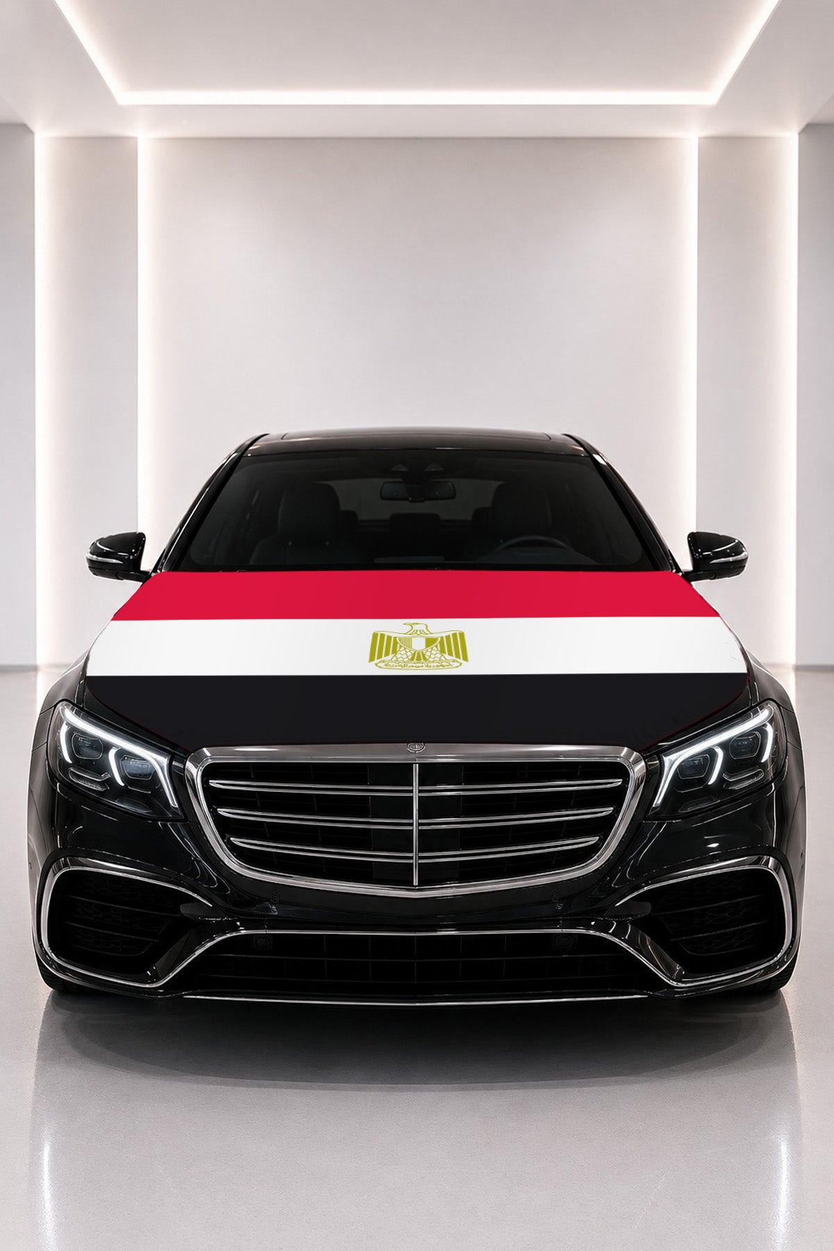 Couvre-capot drapeau de l'Égypte posé sur le capot d’une voiture noire