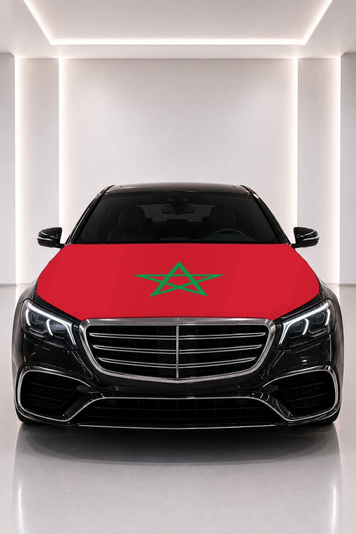 Couvre-capot drapeau du Maroc posé sur le capot d’une voiture noire