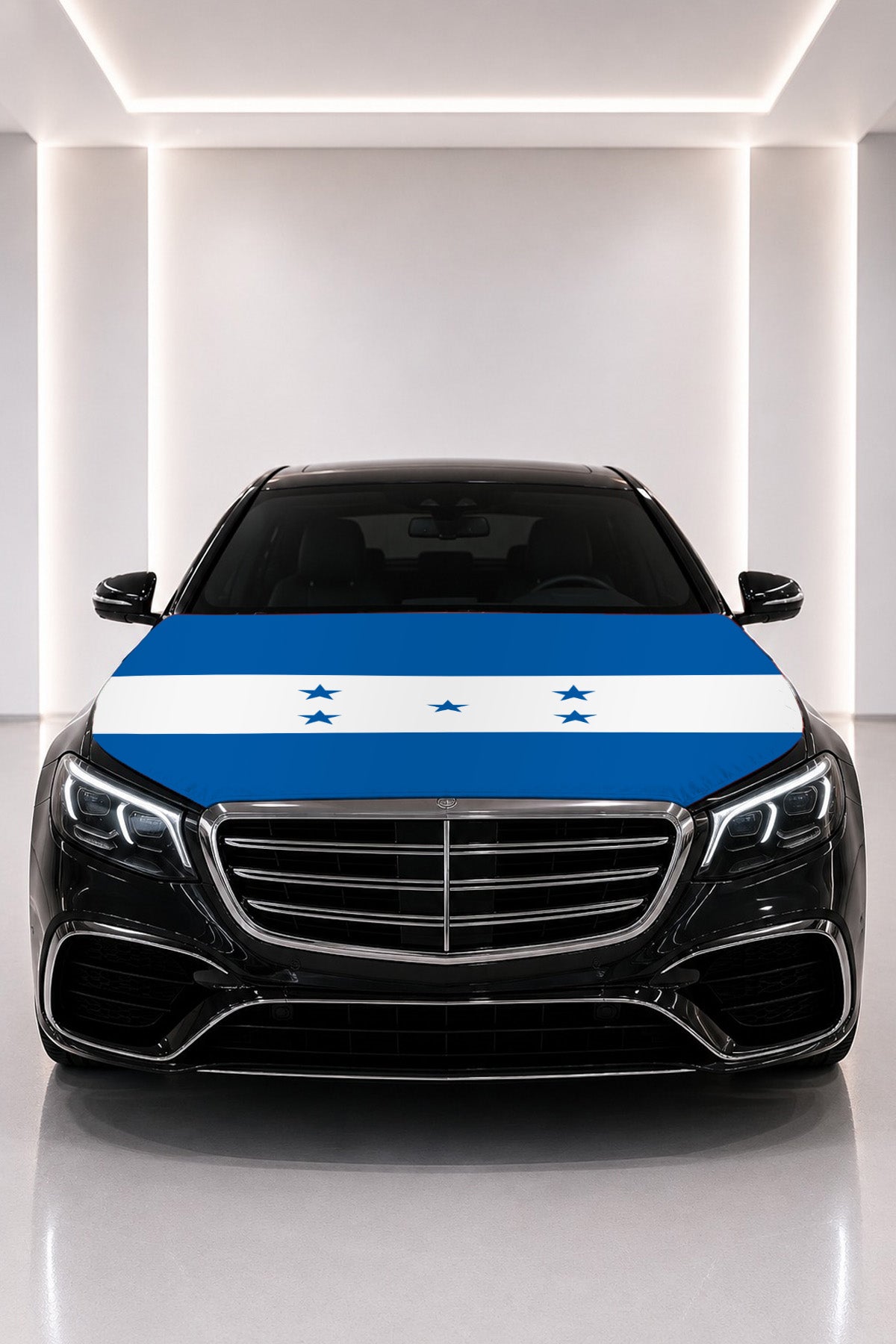 Couvre-capot drapeau du Honduras posé sur le capot d’une voiture noire